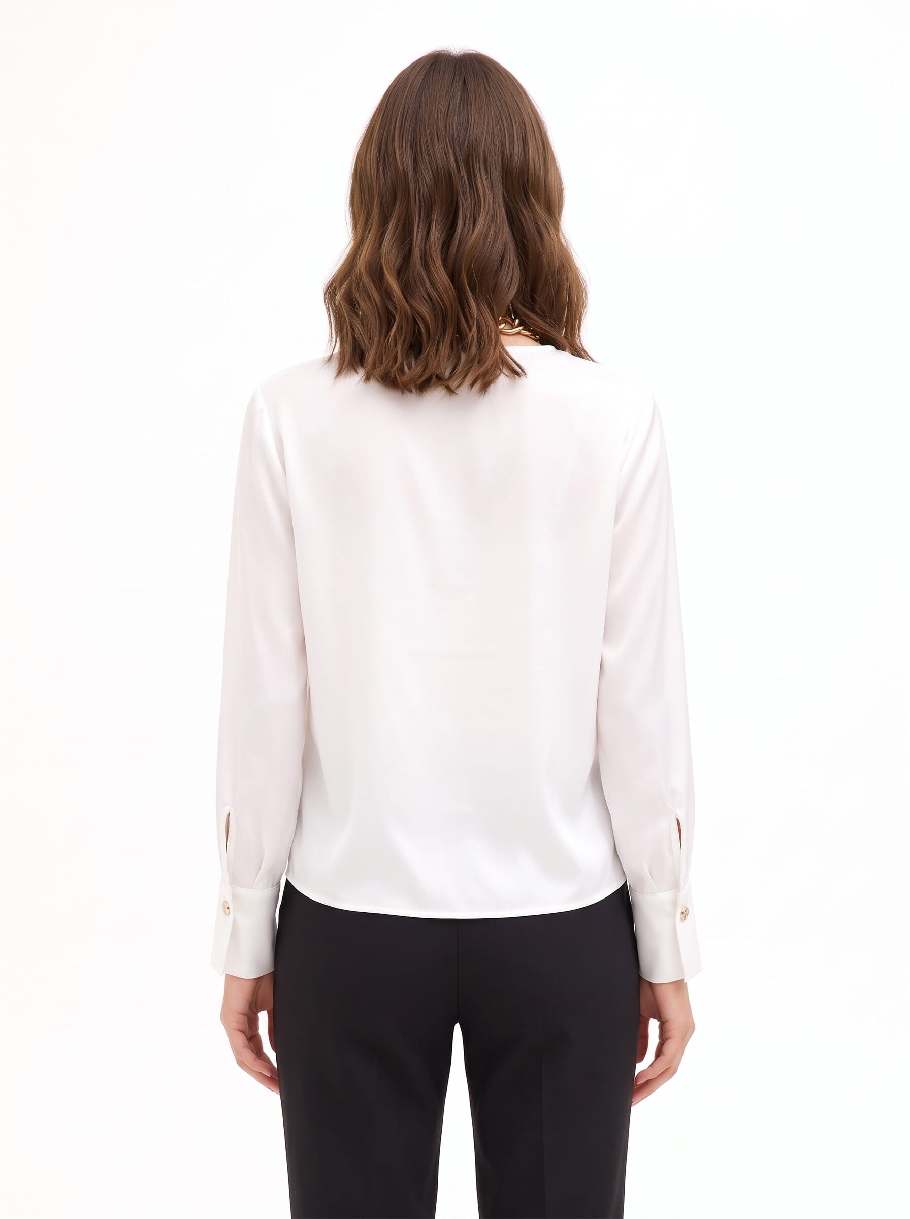 Blouse ample en satin mat, encolure en V croisée, avec collier composé d'un foulard et d'une chaîne « Rinascimento »