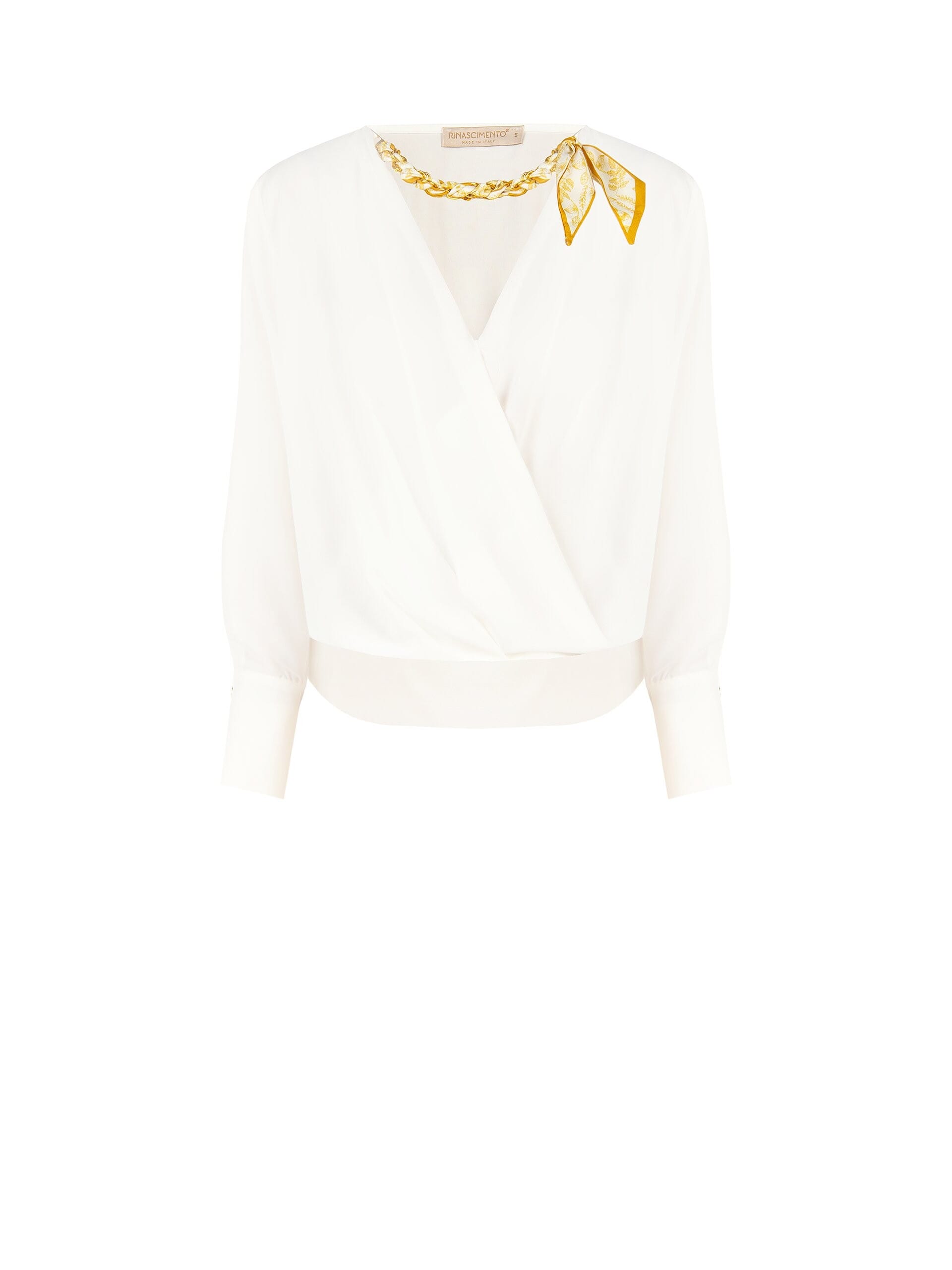 Blouse ample en satin mat, encolure en V croisée, avec collier composé d'un foulard et d'une chaîne « Rinascimento »