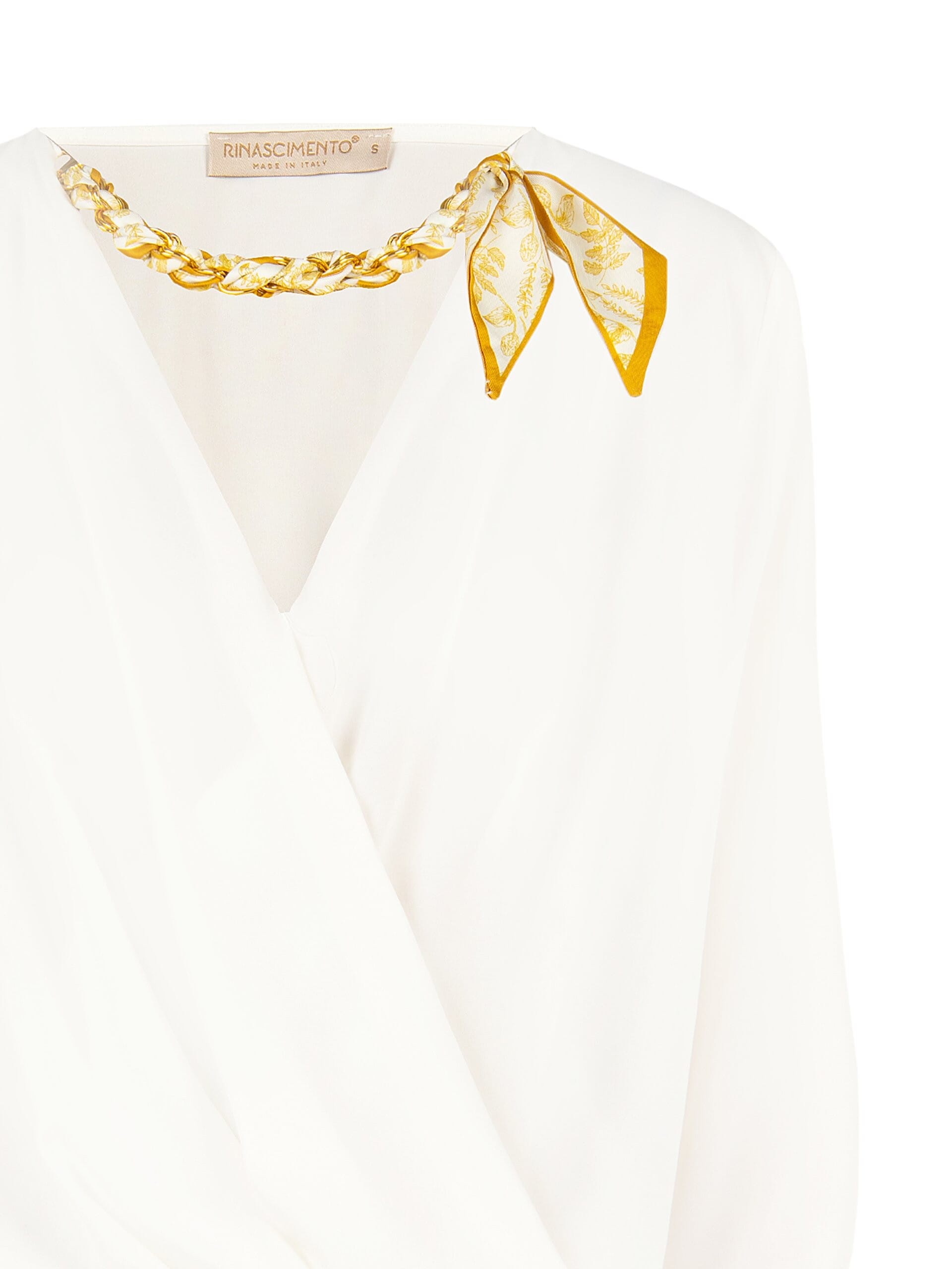 Blouse ample en satin mat, encolure en V croisée, avec collier composé d'un foulard et d'une chaîne « Rinascimento »