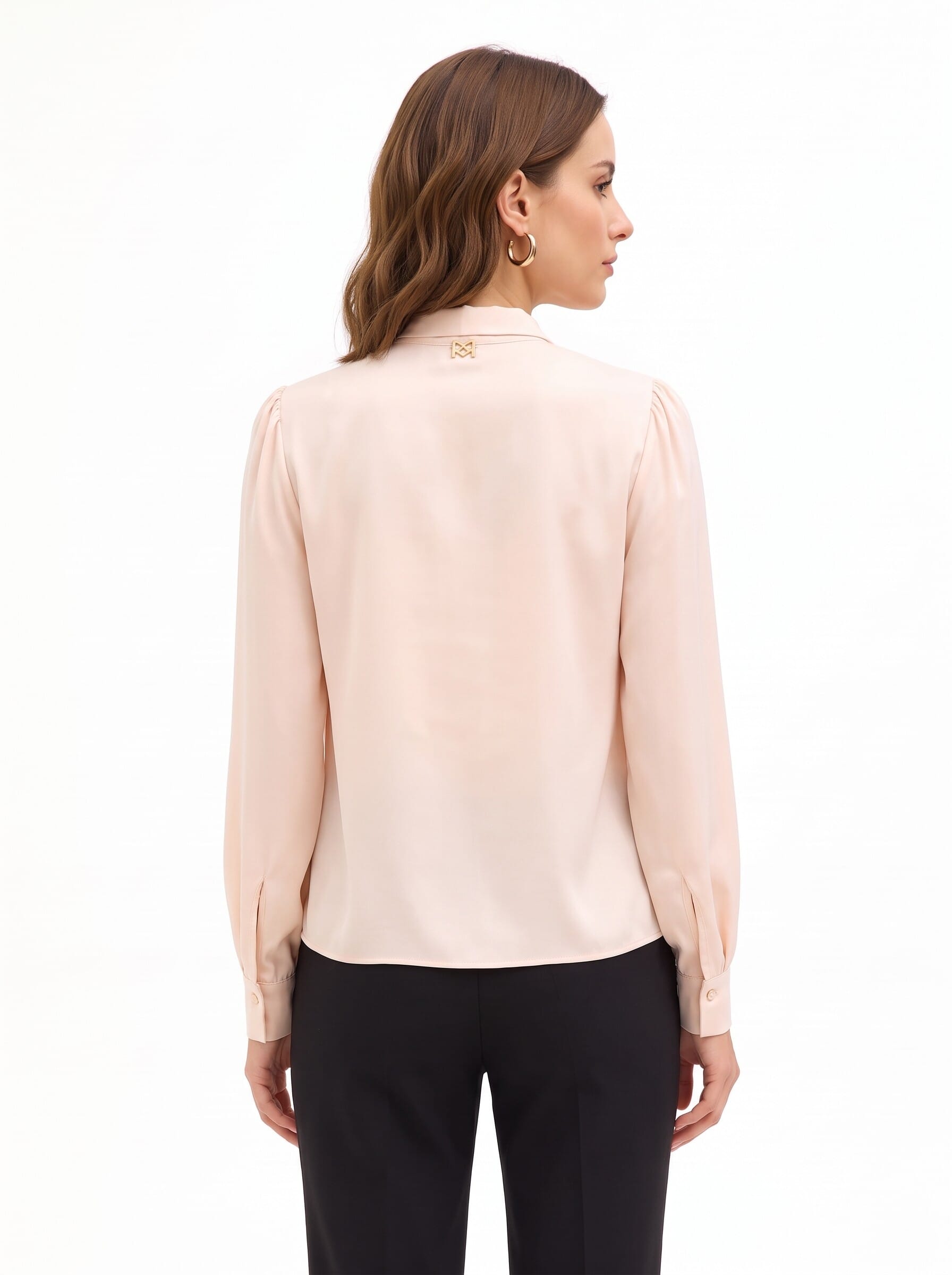 Blouse en satin mat à encolure en V et boutons dissimulés « Rinascimento »