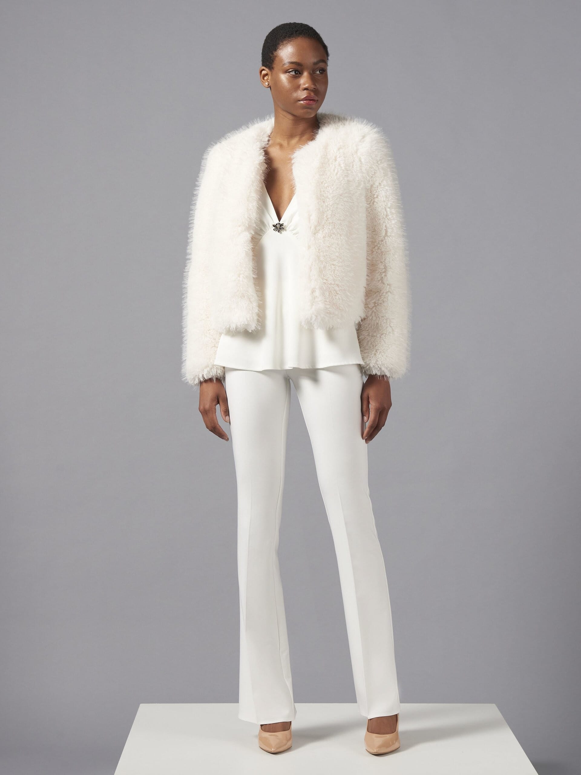 Manteau court en fourrure synthétique avec fermeture à crochets Rinascimento