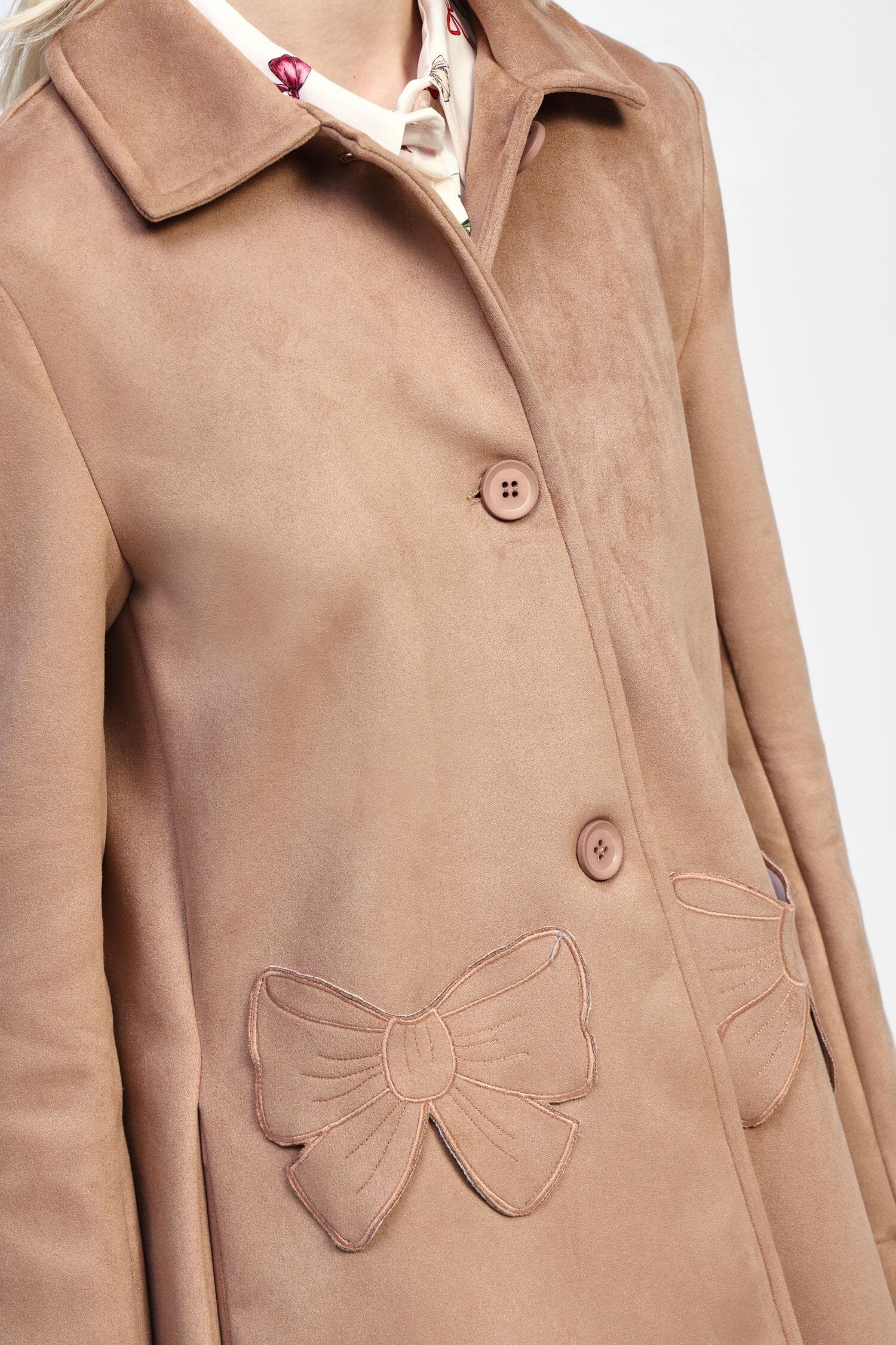 Cappotto Corto Effetto Suede Con Bottoni E Fiocchi Dixie