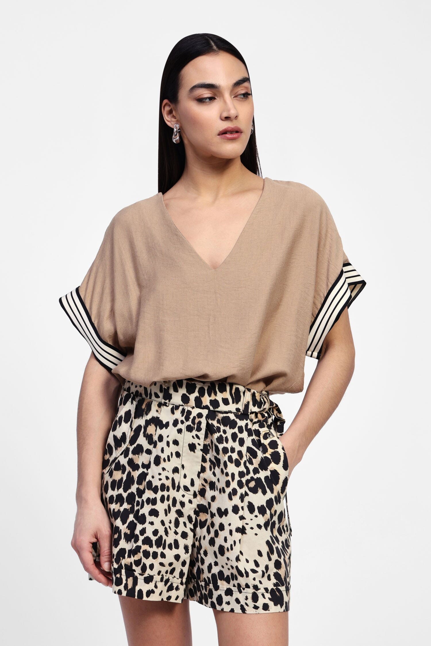 T-Shirt à manches courtes profilées et col en V Dixie