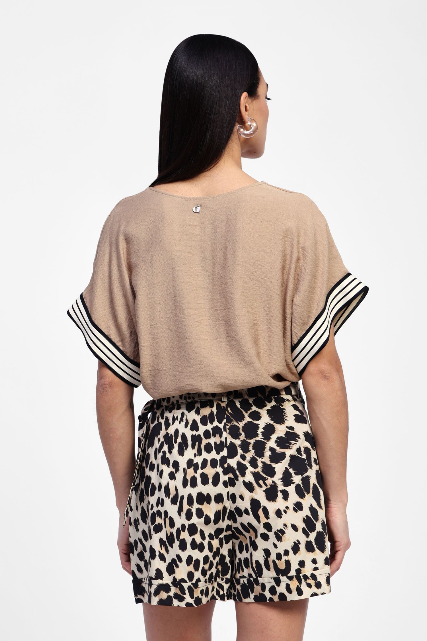 T-Shirt à manches courtes profilées et col en V Dixie