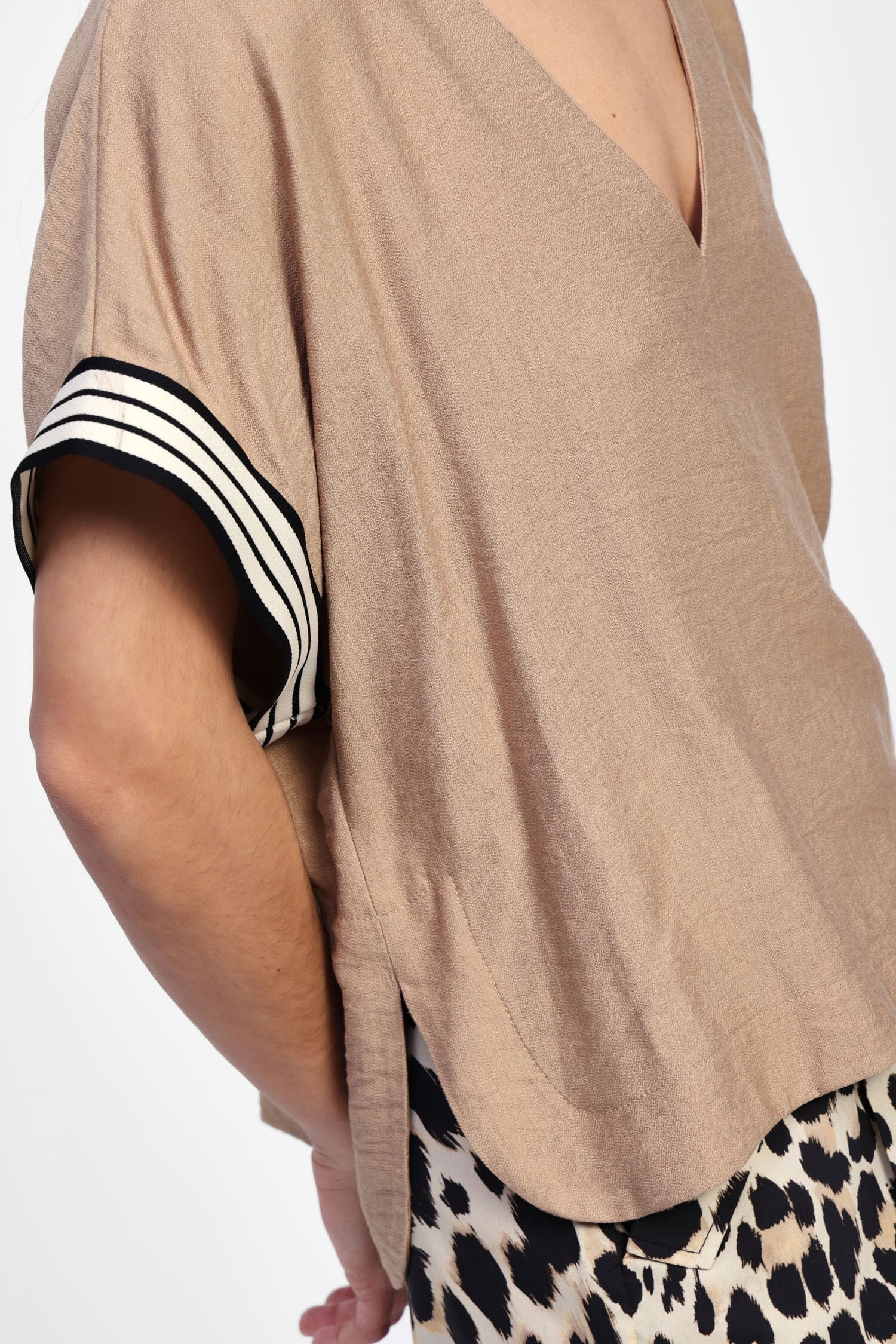 T-Shirt à manches courtes profilées et col en V Dixie