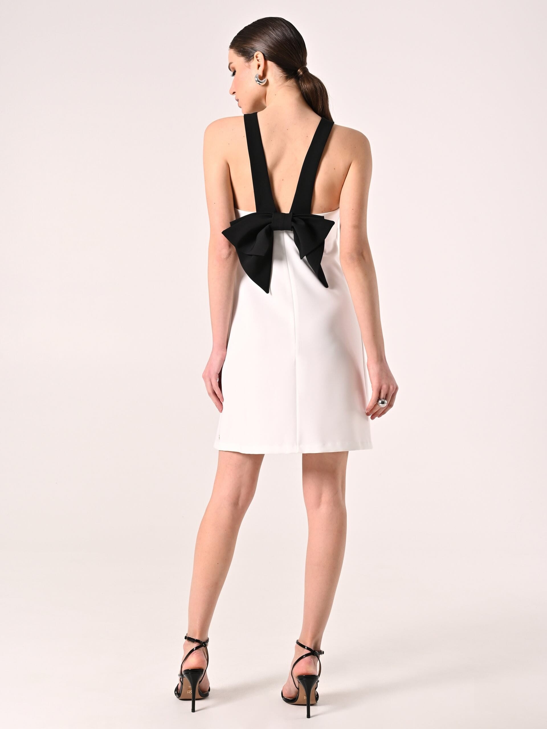 Abito Corto Bicolor In Tessuto Tecnico Con Fiocco Dietro Rinascimento