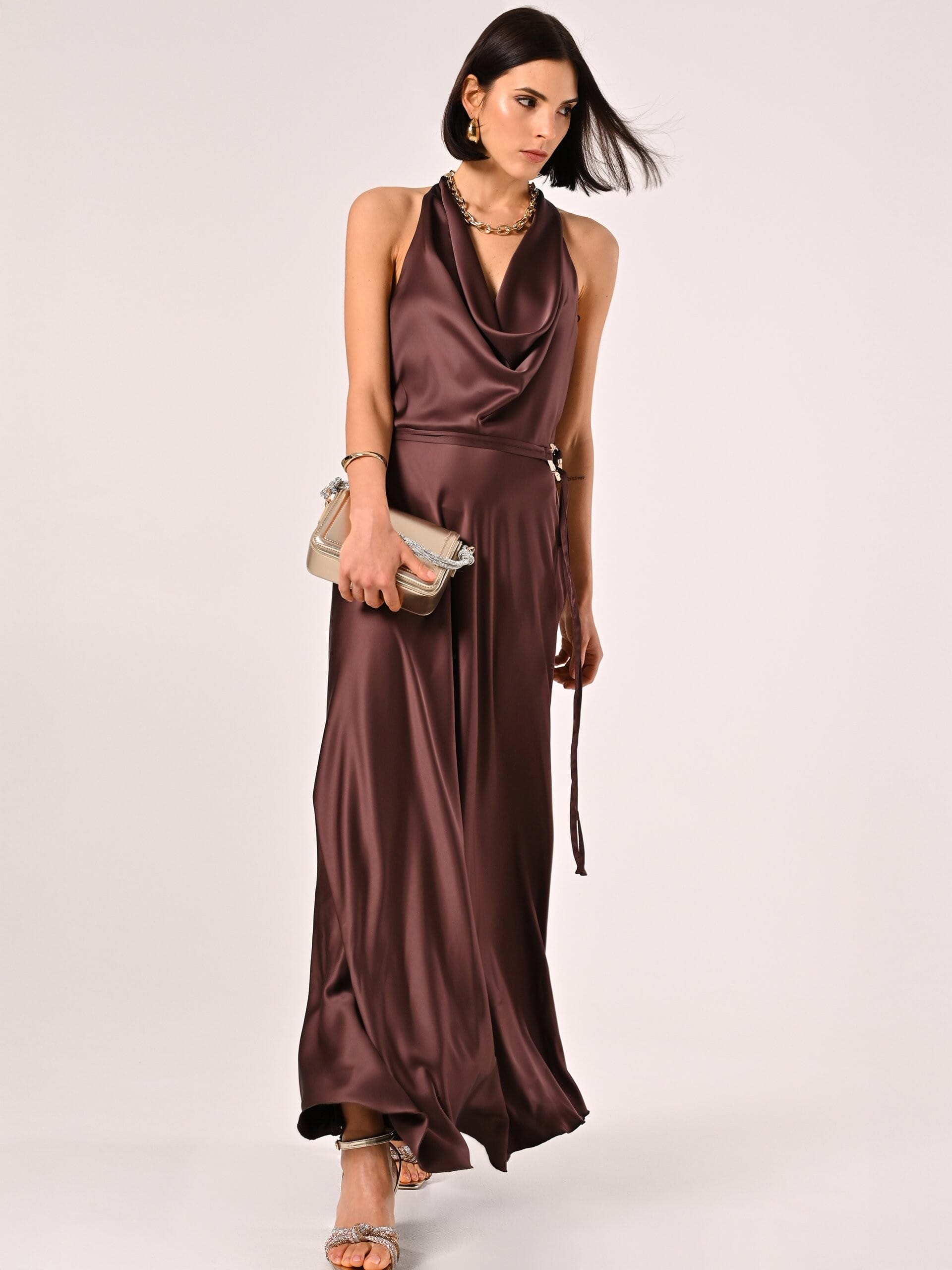 Robe longue en satin avec ceinture coordonnée et encolure en anneau Rinascimento