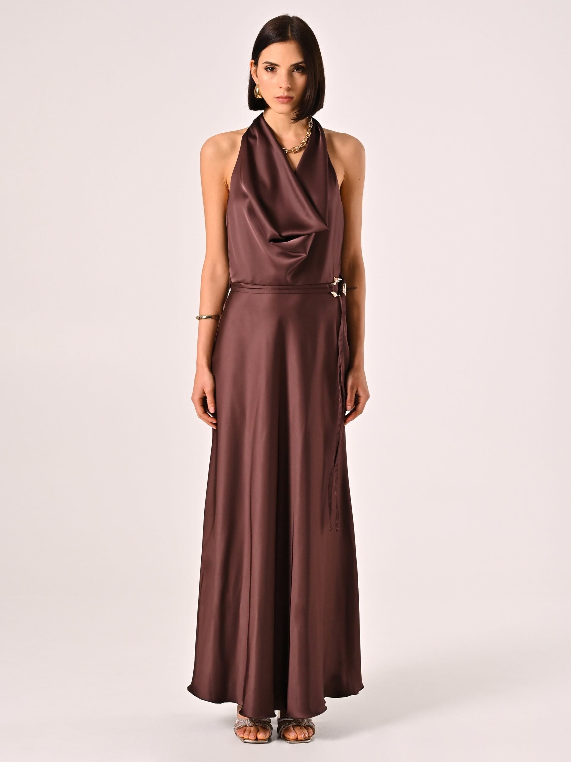 Robe longue en satin avec ceinture coordonnée et encolure en anneau Rinascimento