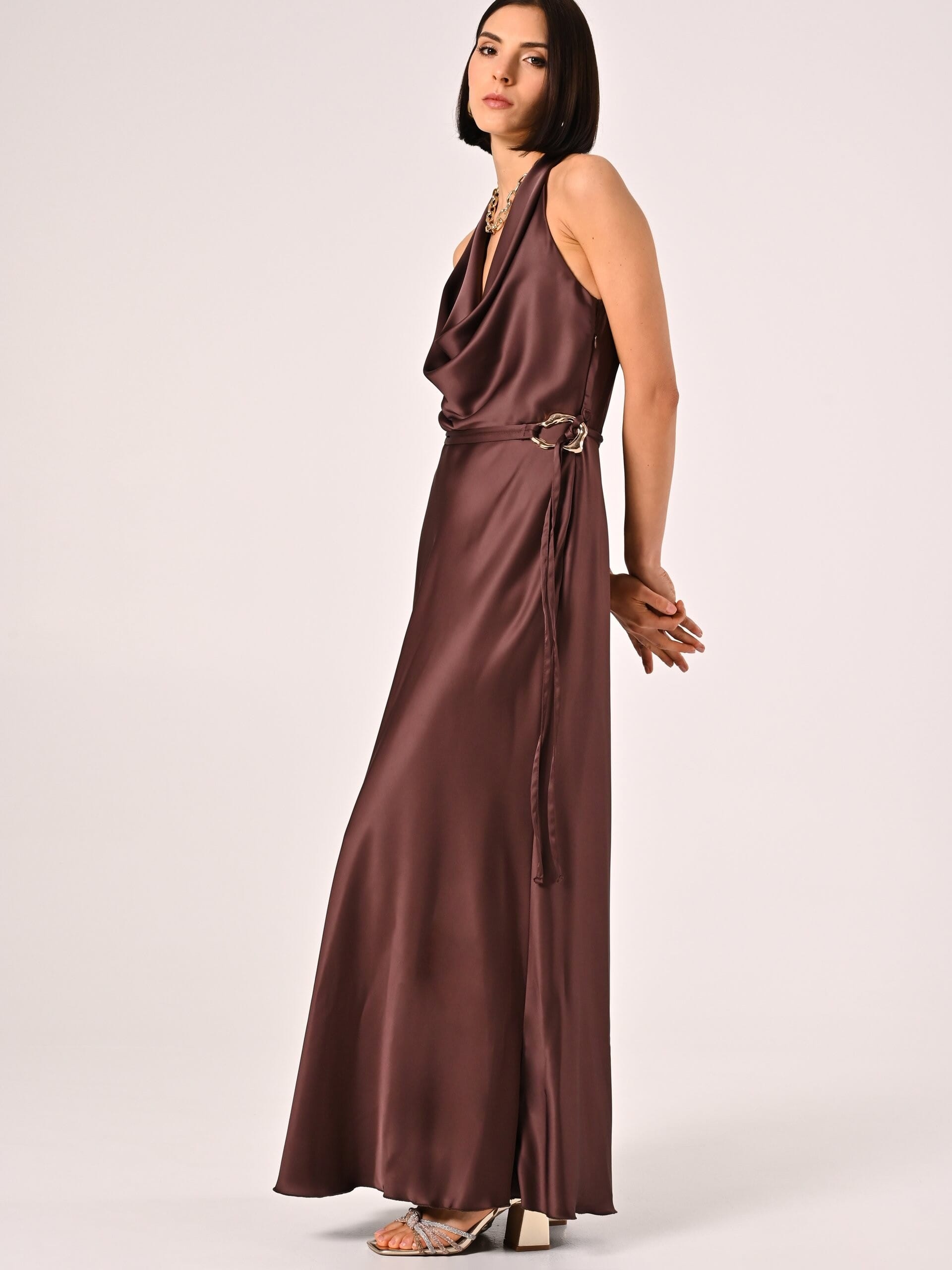 Robe longue en satin avec ceinture coordonnée et encolure en anneau Rinascimento