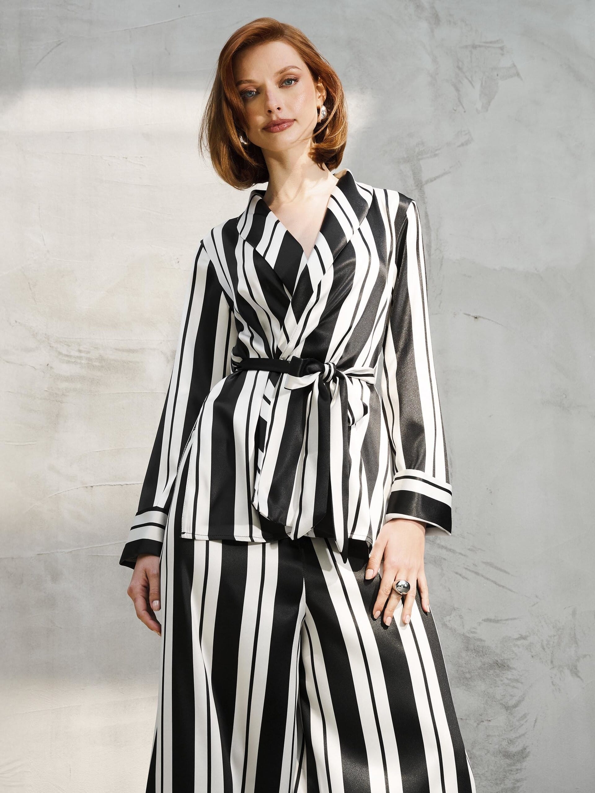 Giacca Aperta In Raso Con Spacchi Laterali E Cintura Coordinata Rinascimento