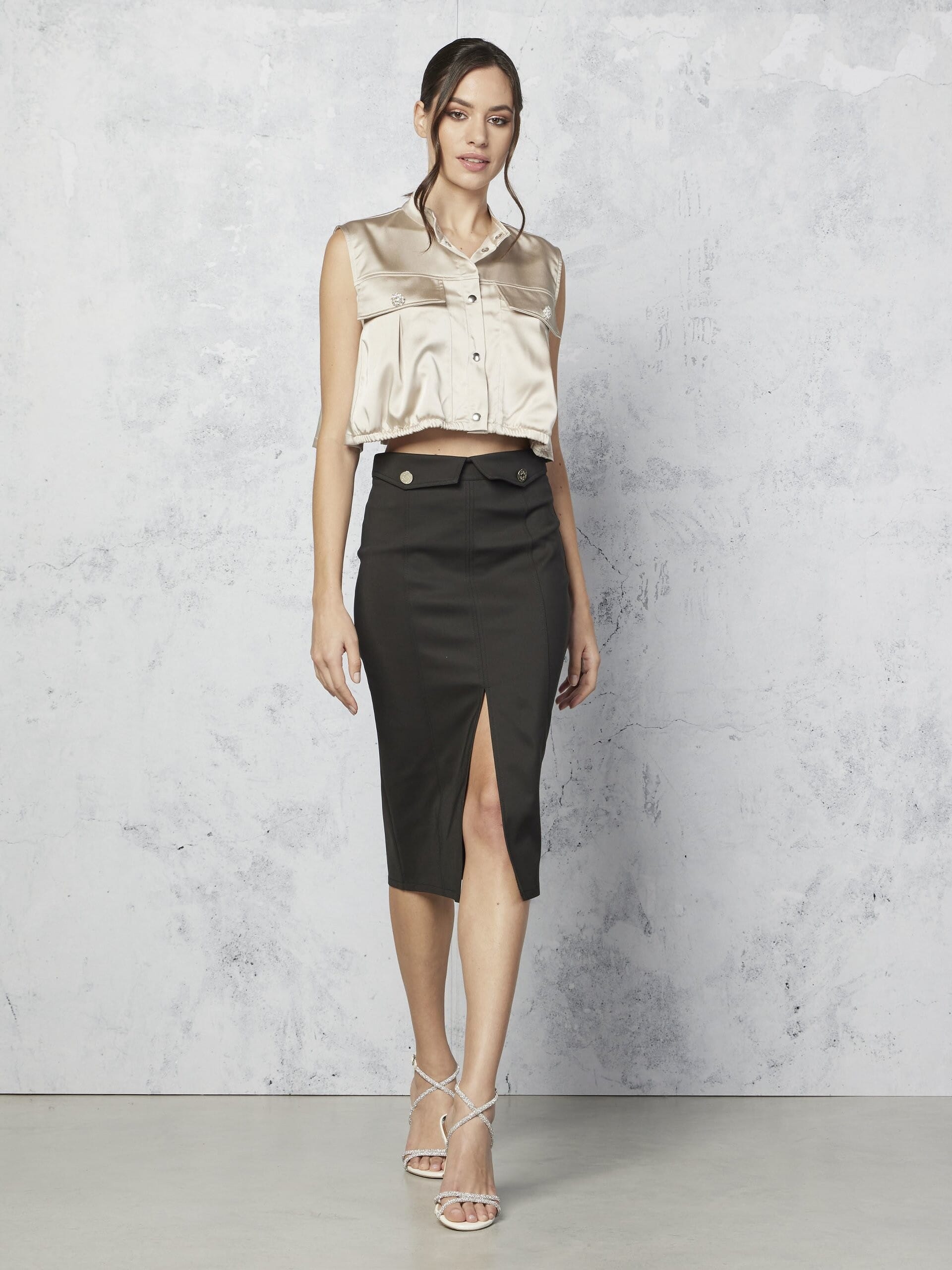 Gilet court en satin avec boutons ornés de bijoux Rinascimento