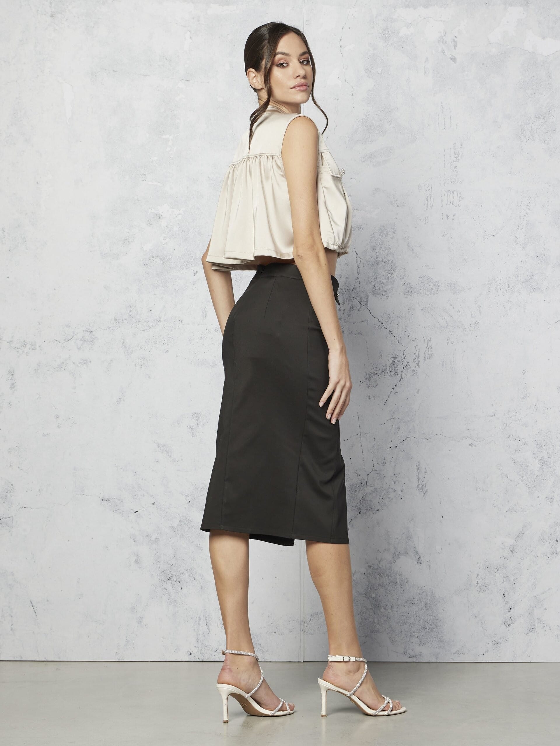 Gilet court en satin avec boutons ornés de bijoux Rinascimento