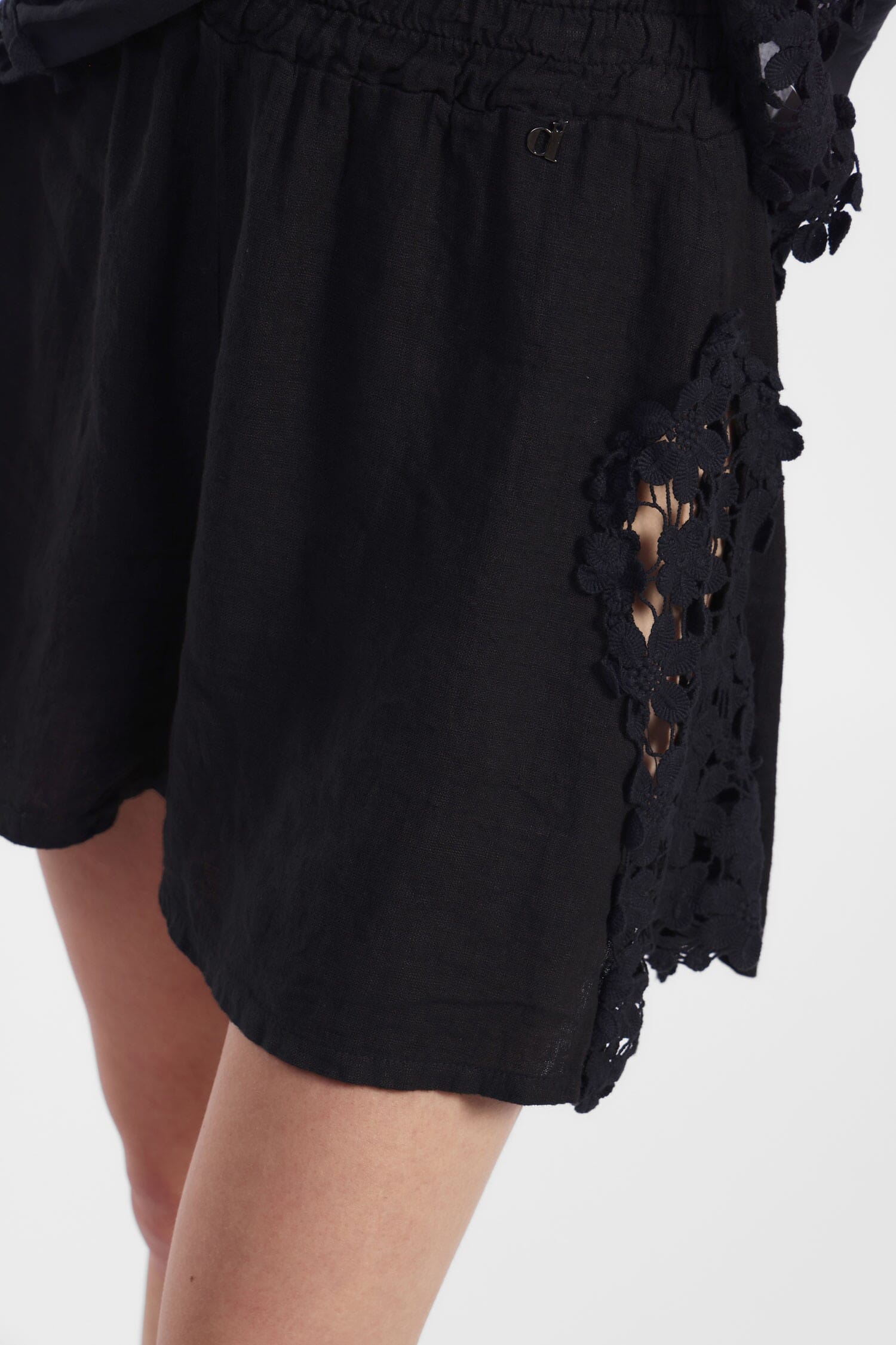 Shorts With Embroidered Details And Elasticated Waistband Dixie