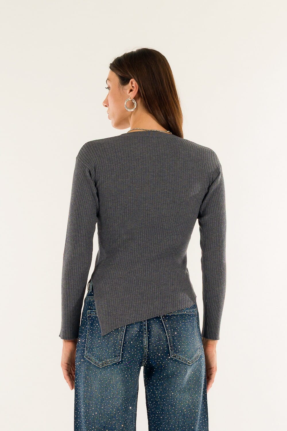 Asymmetrical Madonna Neckline Kontatto