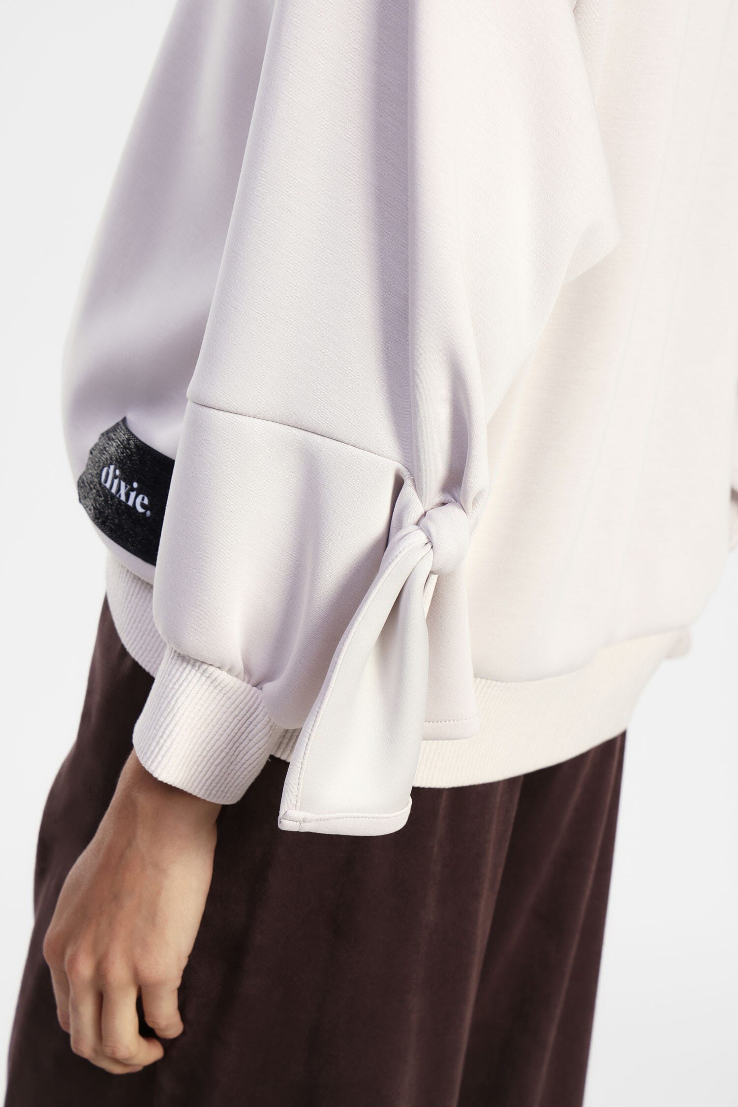 Sweatshirt à col ras du cou avec manches à nœuds et écusson Dixie