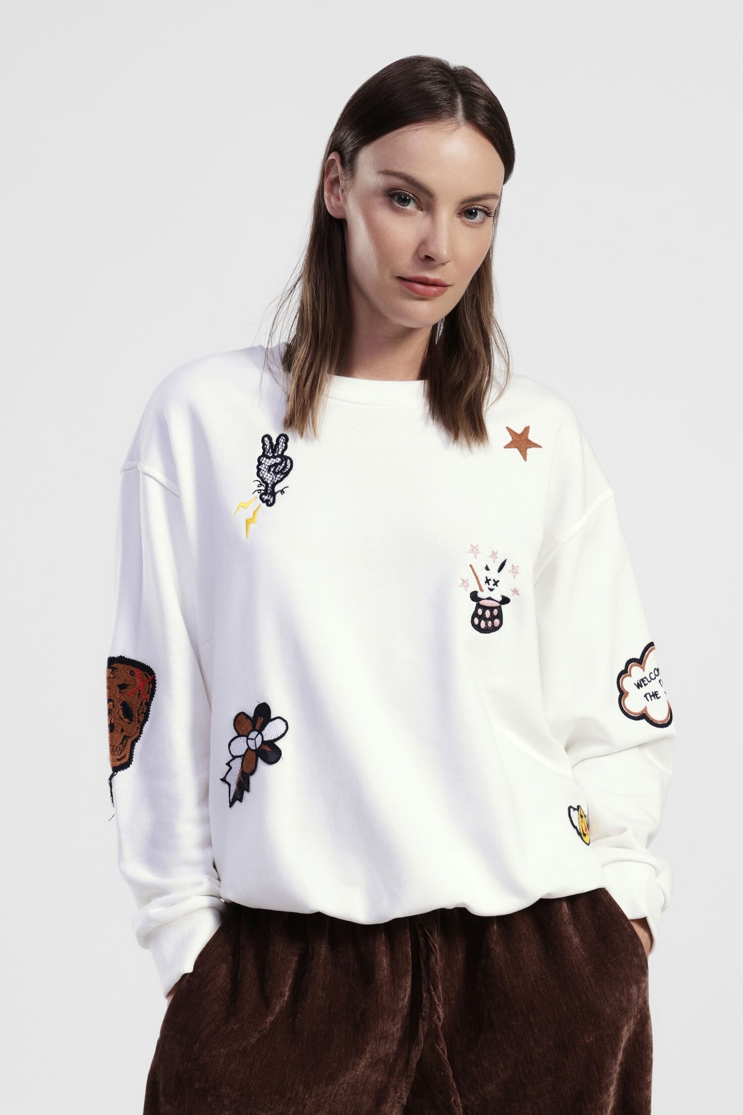 Sweat à col roulé avec applications décoratives sur le devant Dixie