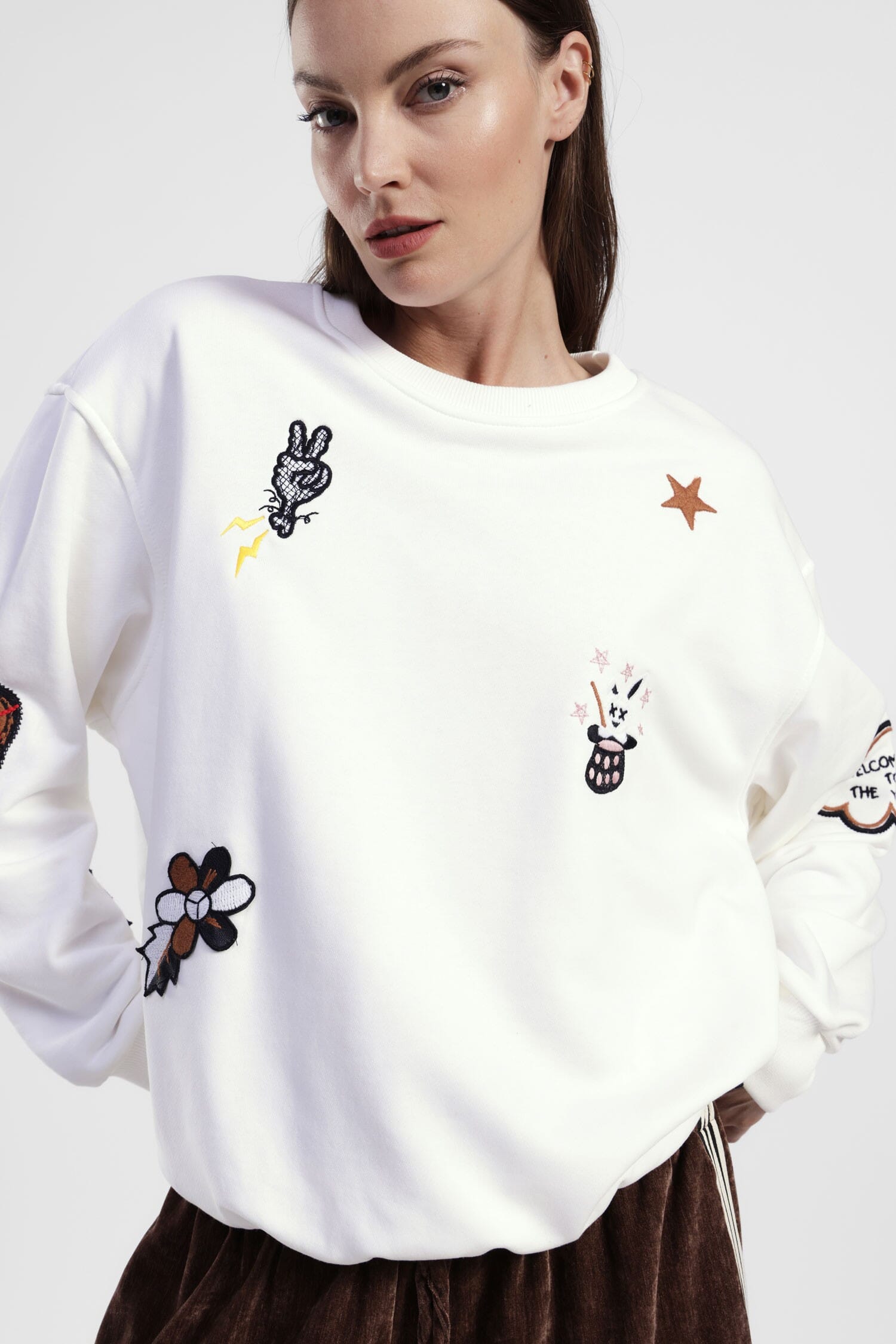 Sweat à col roulé avec applications décoratives sur le devant Dixie