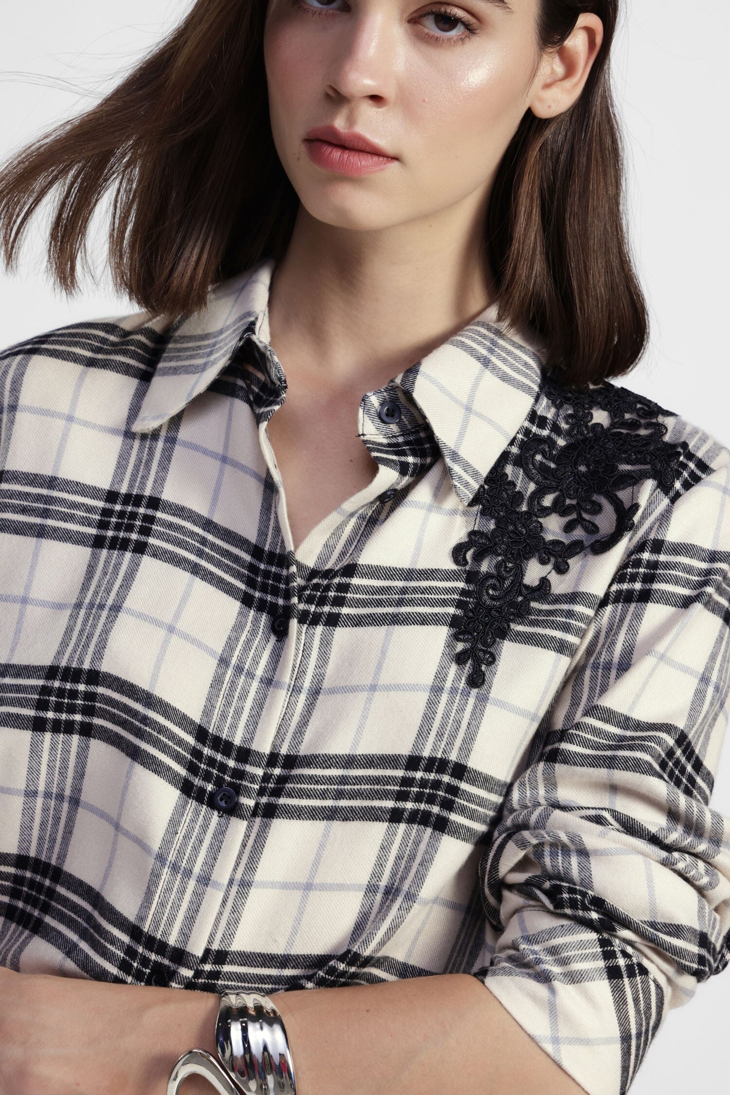 Chemise à carreaux avec appliqué floral sur la poitrine Dixie