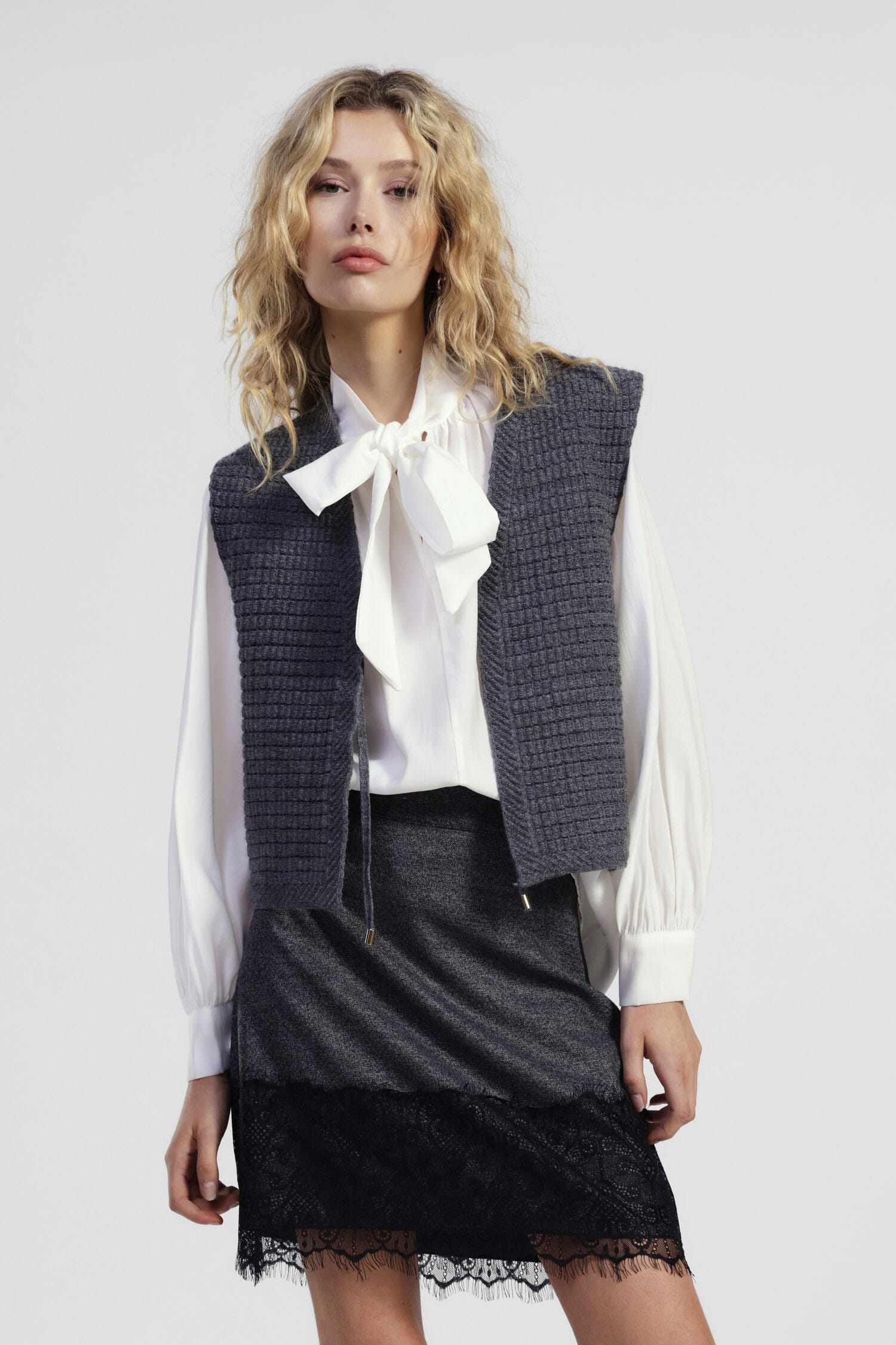 Gilet Corto Strutturato Con Chiusura A Laccetto Dixie