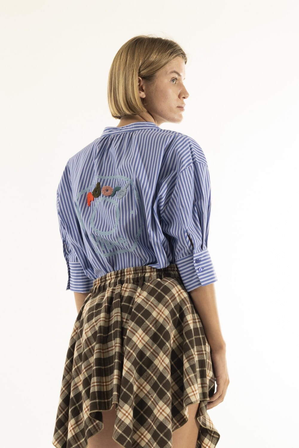 Camicia Ricamo Schiena Kontatto