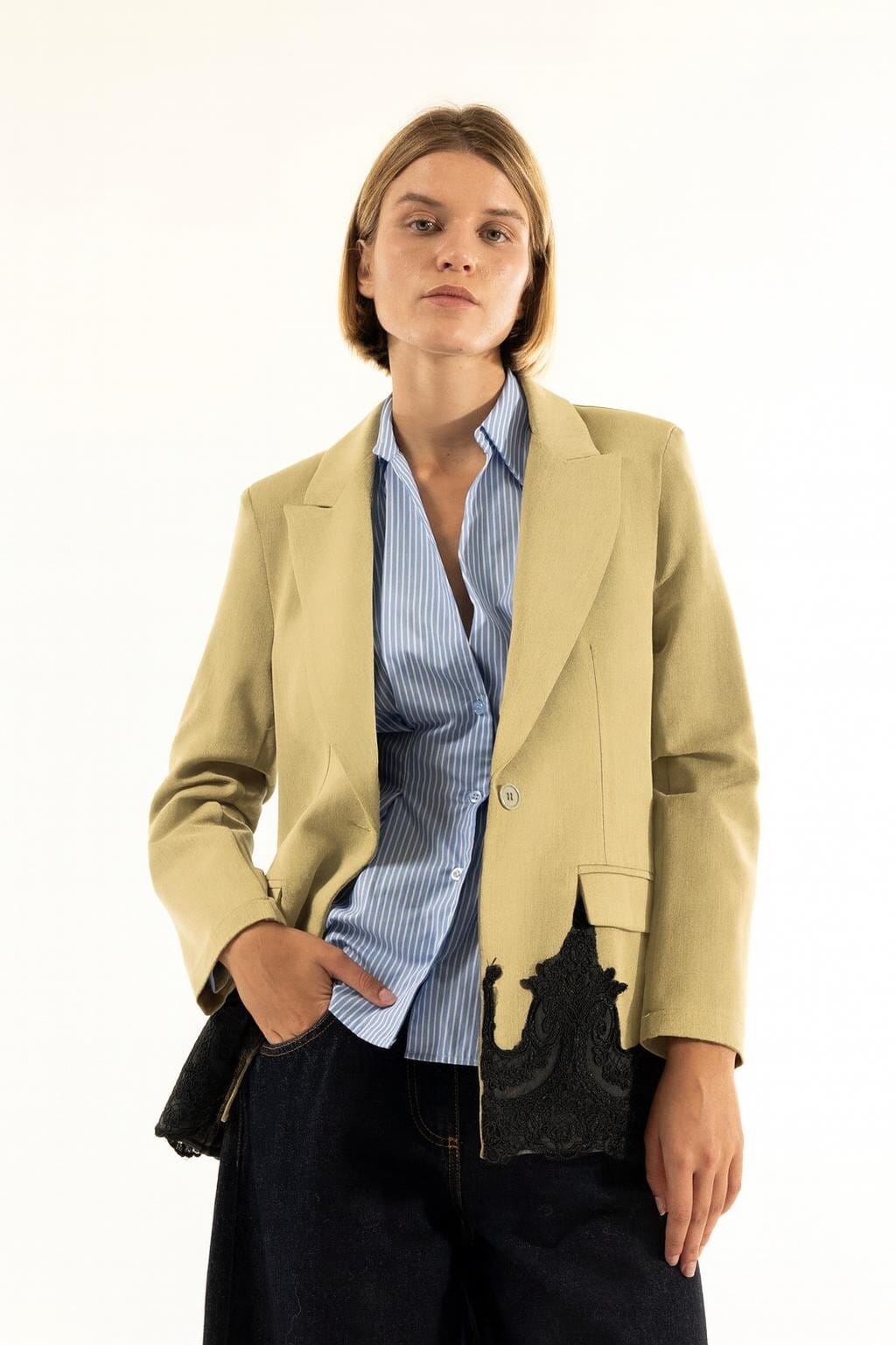 Veste avec fond en dentelle Kontatto