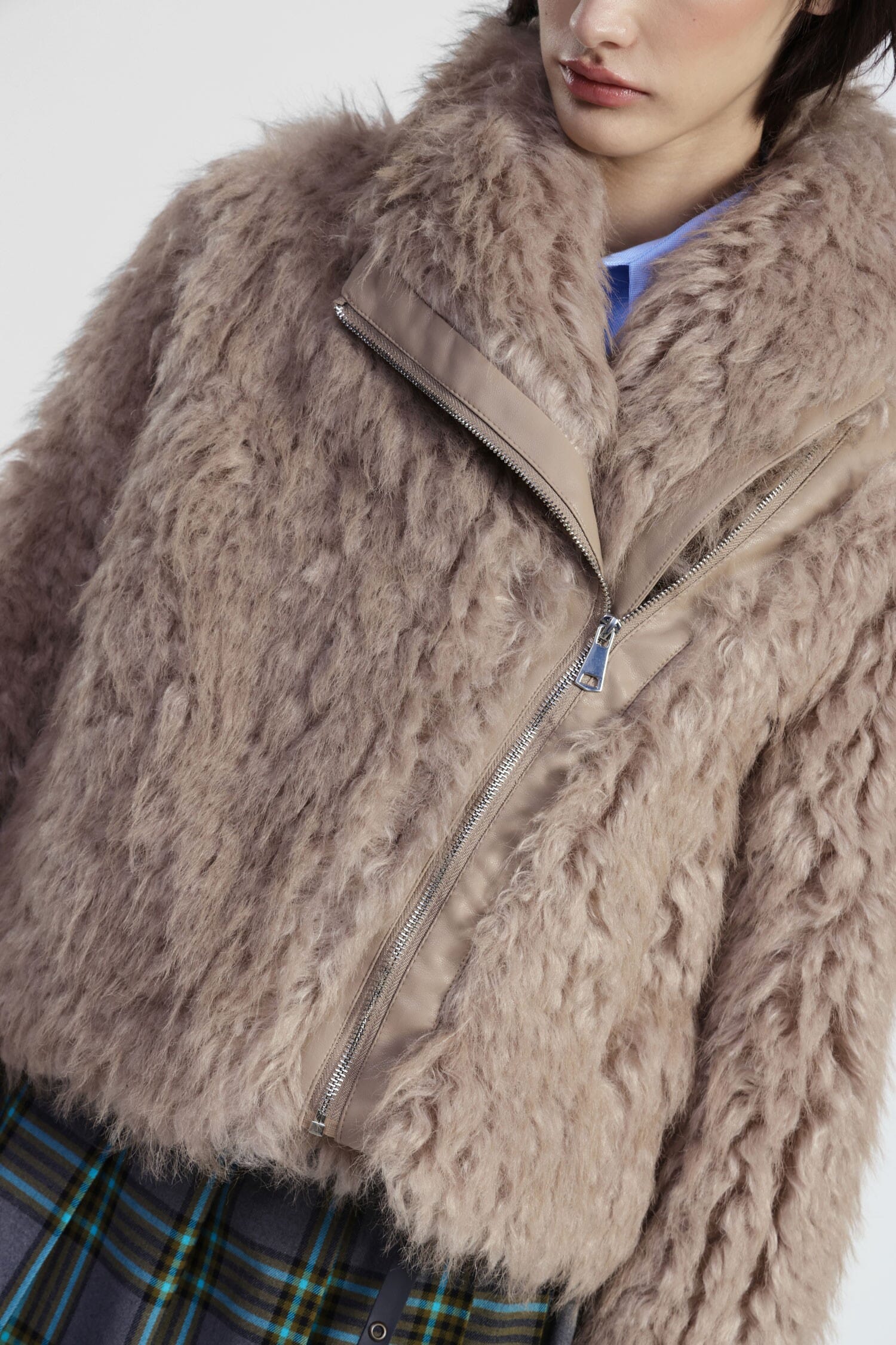 Manteau court en fourrure synthétique Dixie avec fermeture éclair latérale