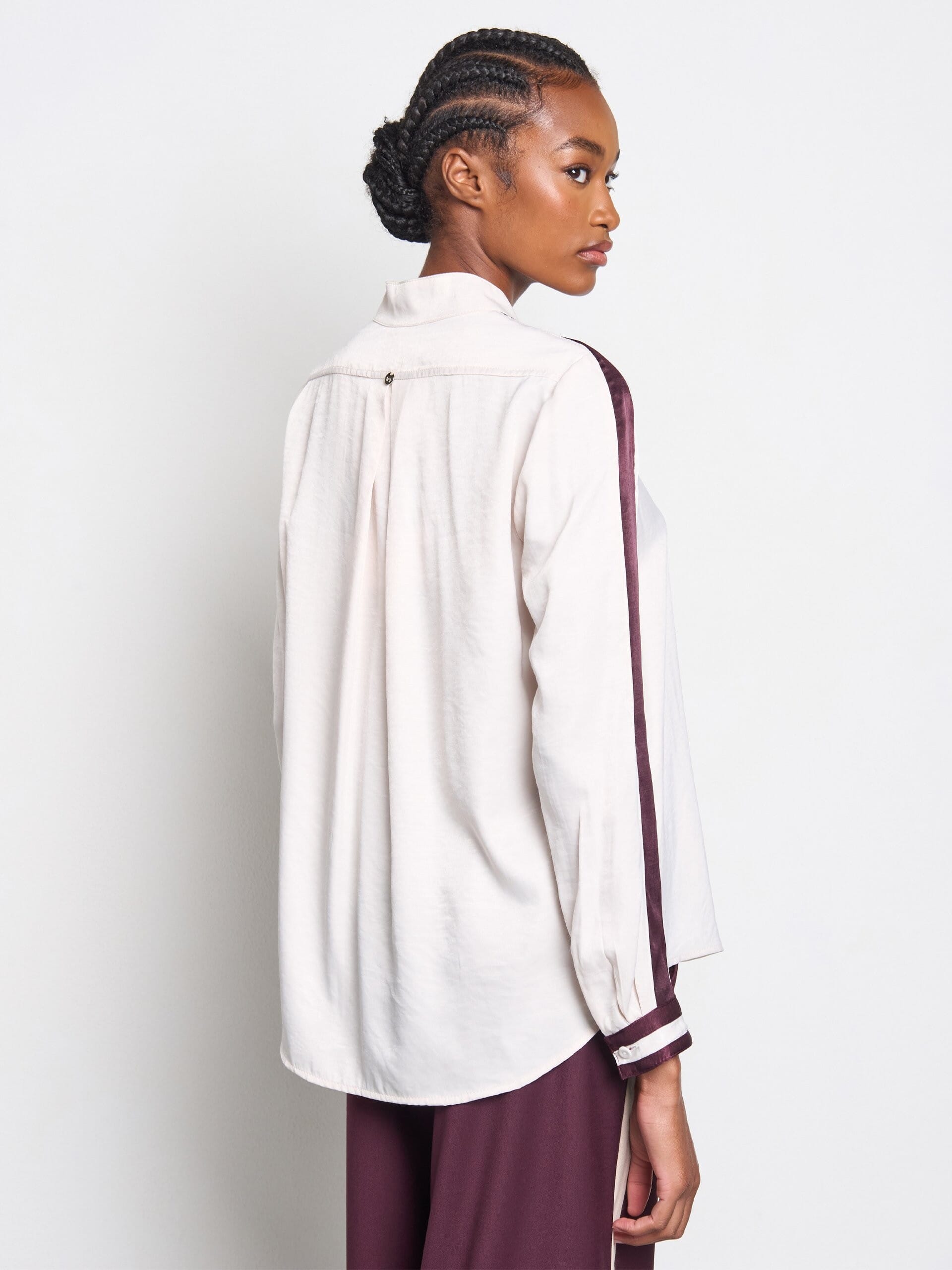 Camicia Fluida In Misto Viscosa Leggermente Stropicciata Con Scollo A V Rinascimento