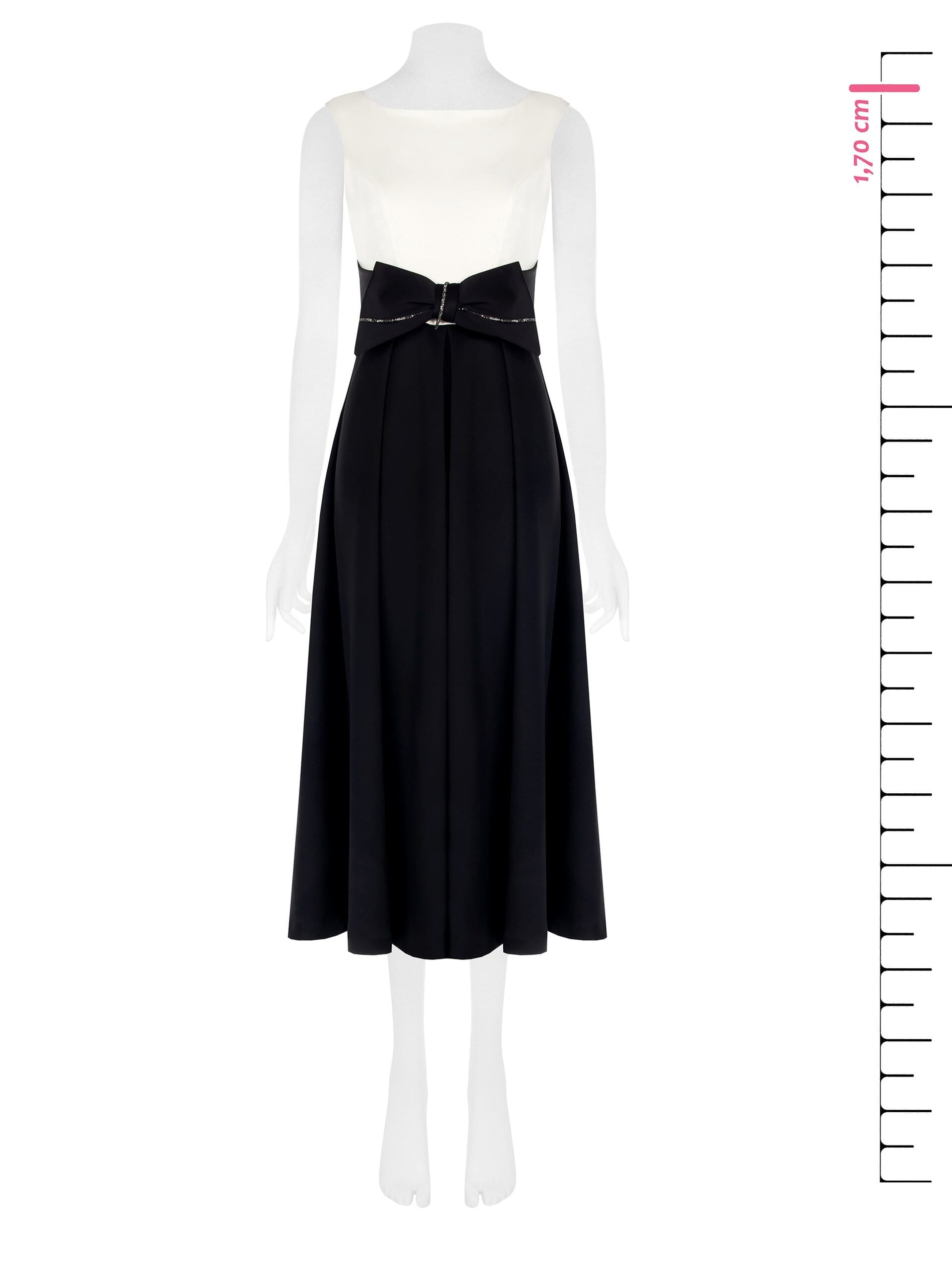 Robe longue en néoprène souple avec ornements en strass sur le nœud Rinascimento