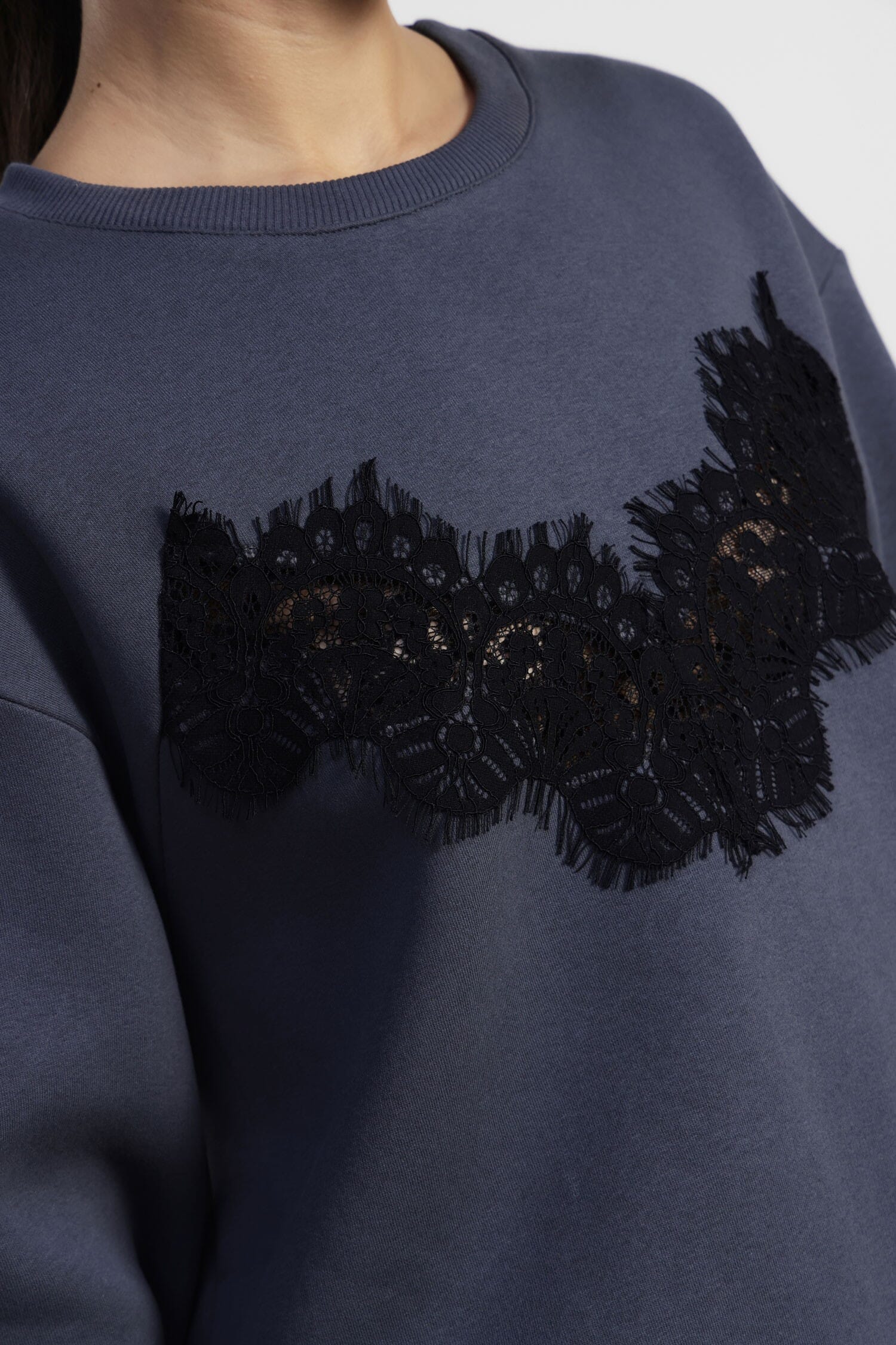 Sweatshirt à col ras du cou avec insertion de dentelle perforée Dixie