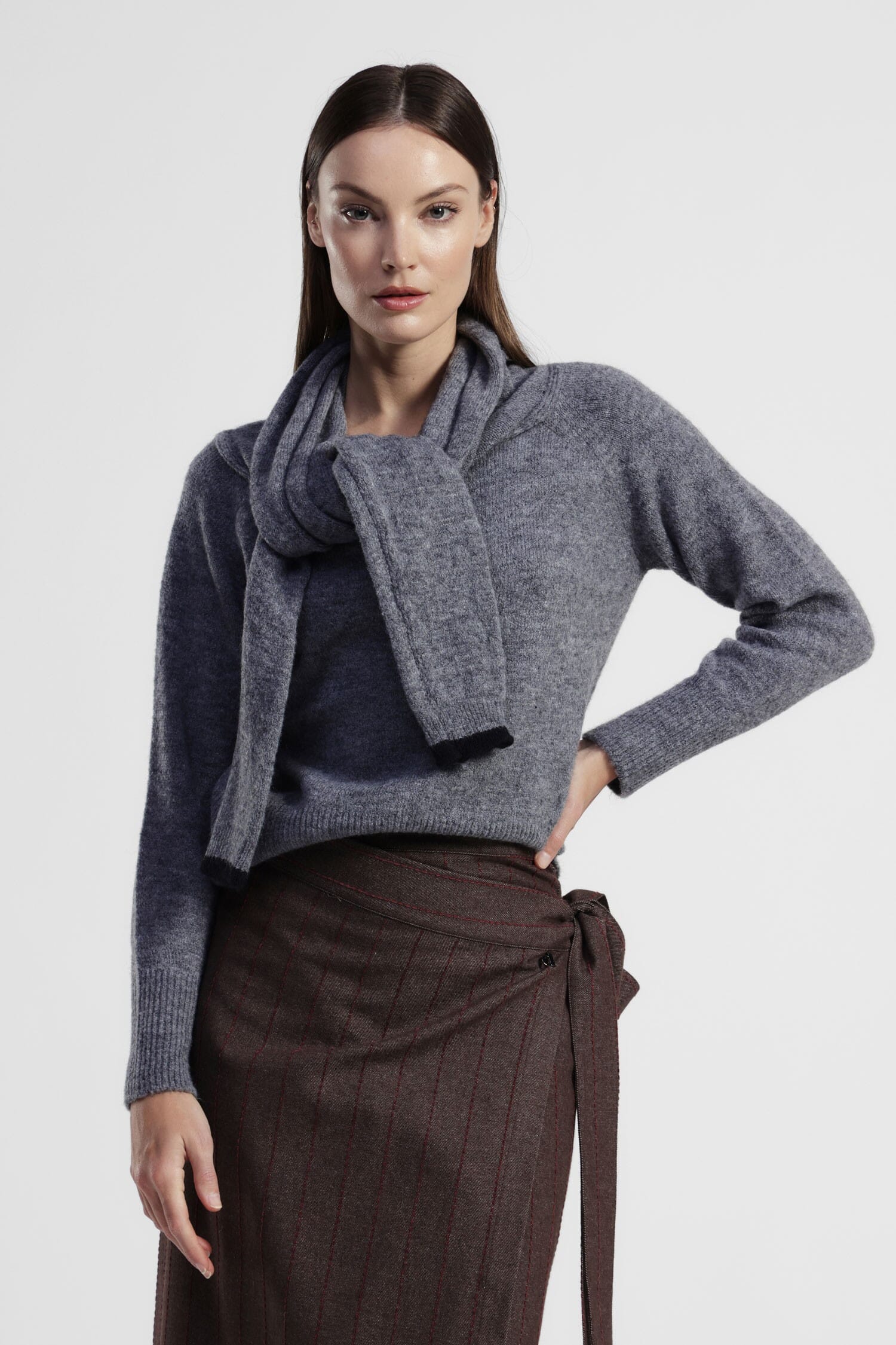 Pull ras du cou avec écharpe nouée intégrée Dixie