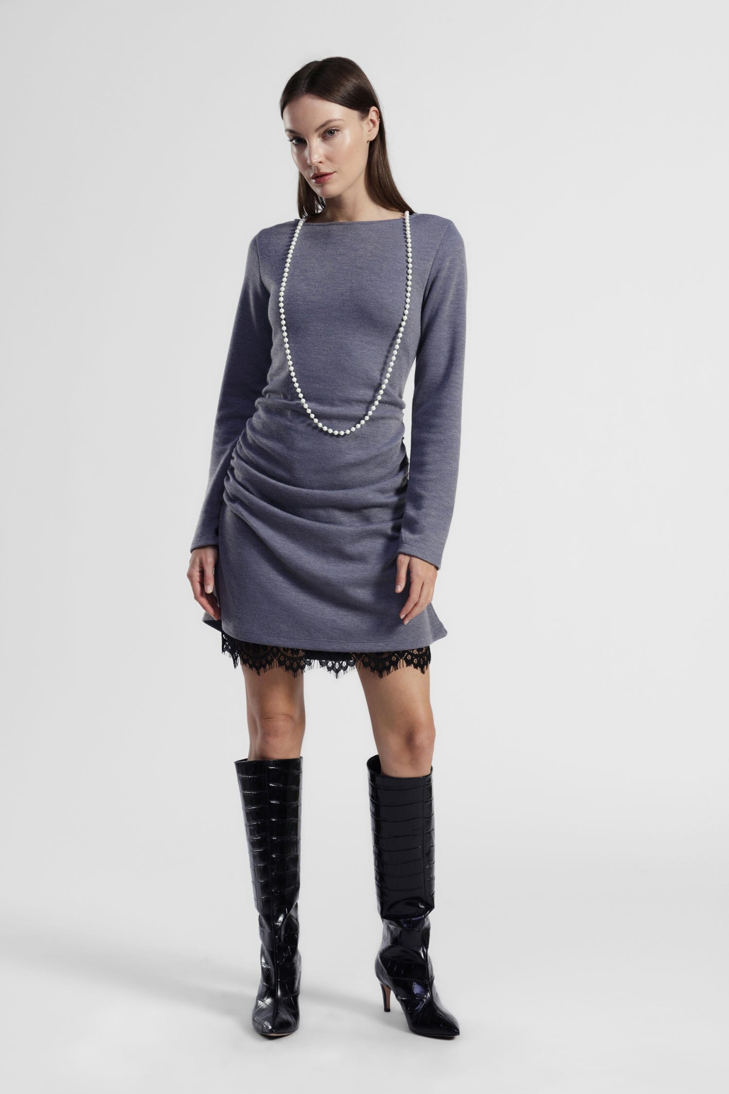 Robe courte drapée avec perles et bordures en dentelle Dixie