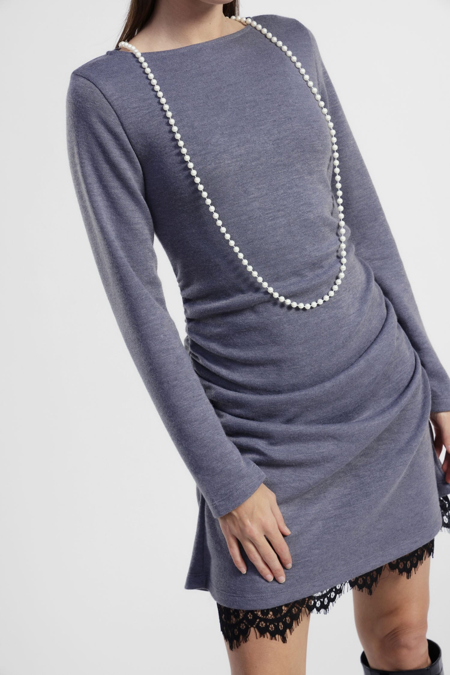 Robe courte drapée avec perles et bordures en dentelle Dixie