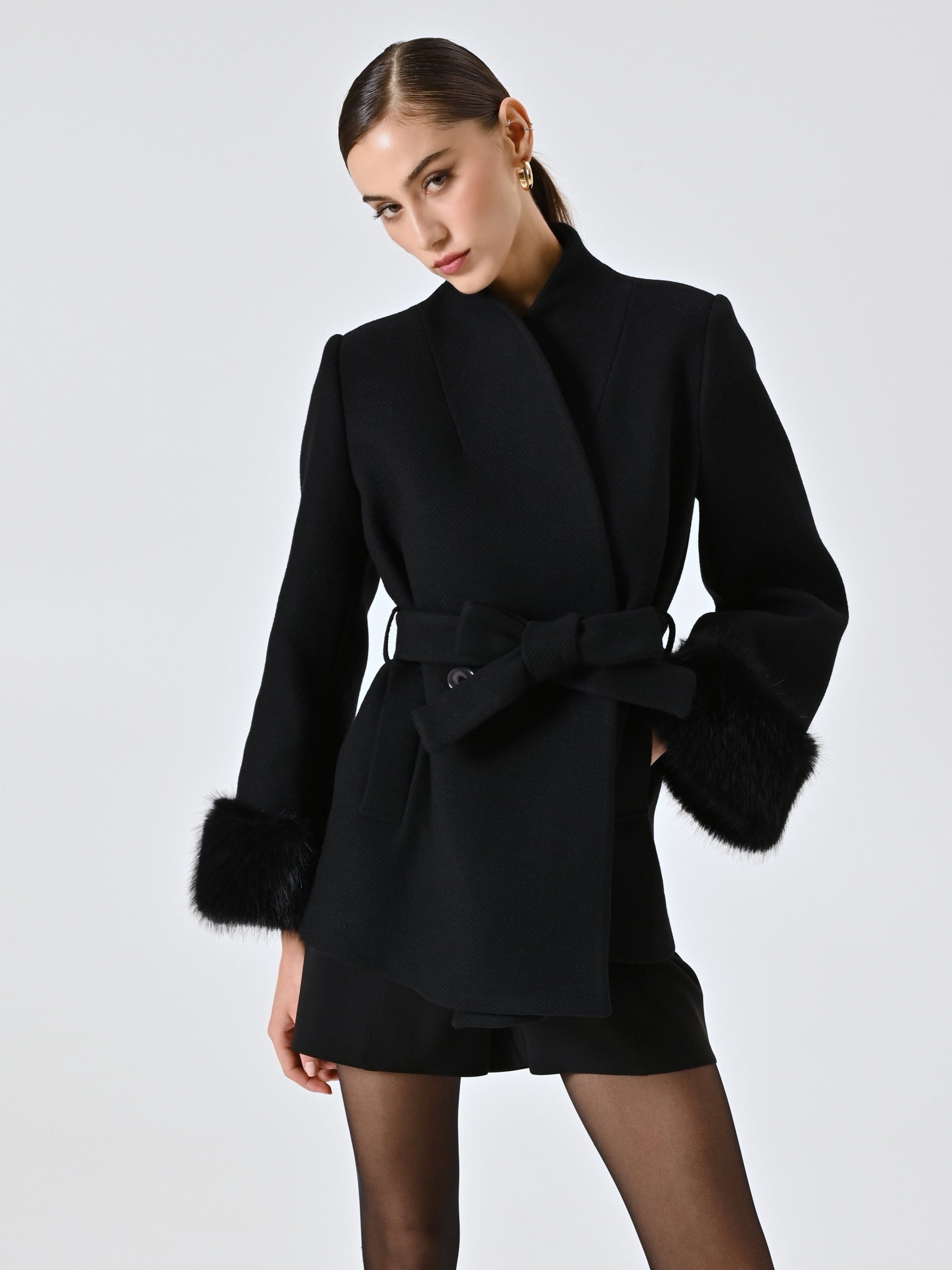 Cappotto Corto Con Polsini Di Pelliccia Sintetica E Cintura Coordinata Rinascimento