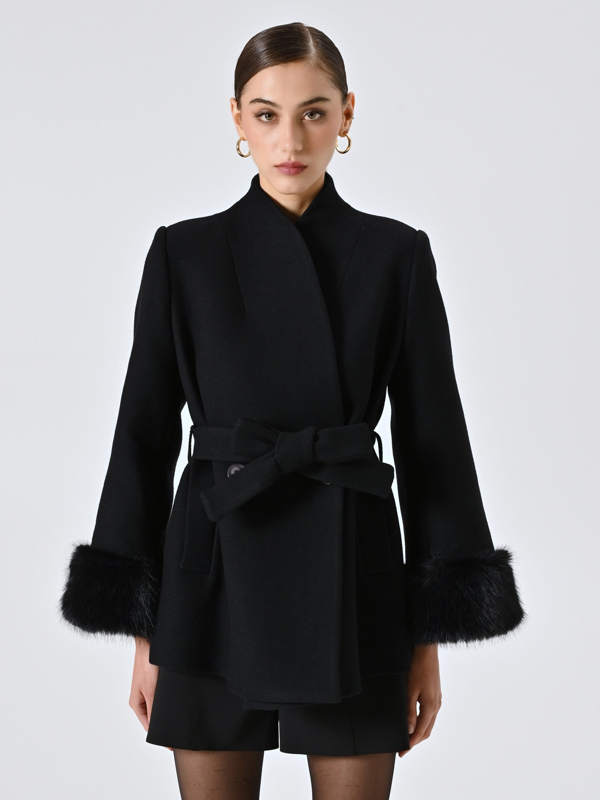 Cappotto Corto Con Polsini Di Pelliccia Sintetica E Cintura Coordinata Rinascimento