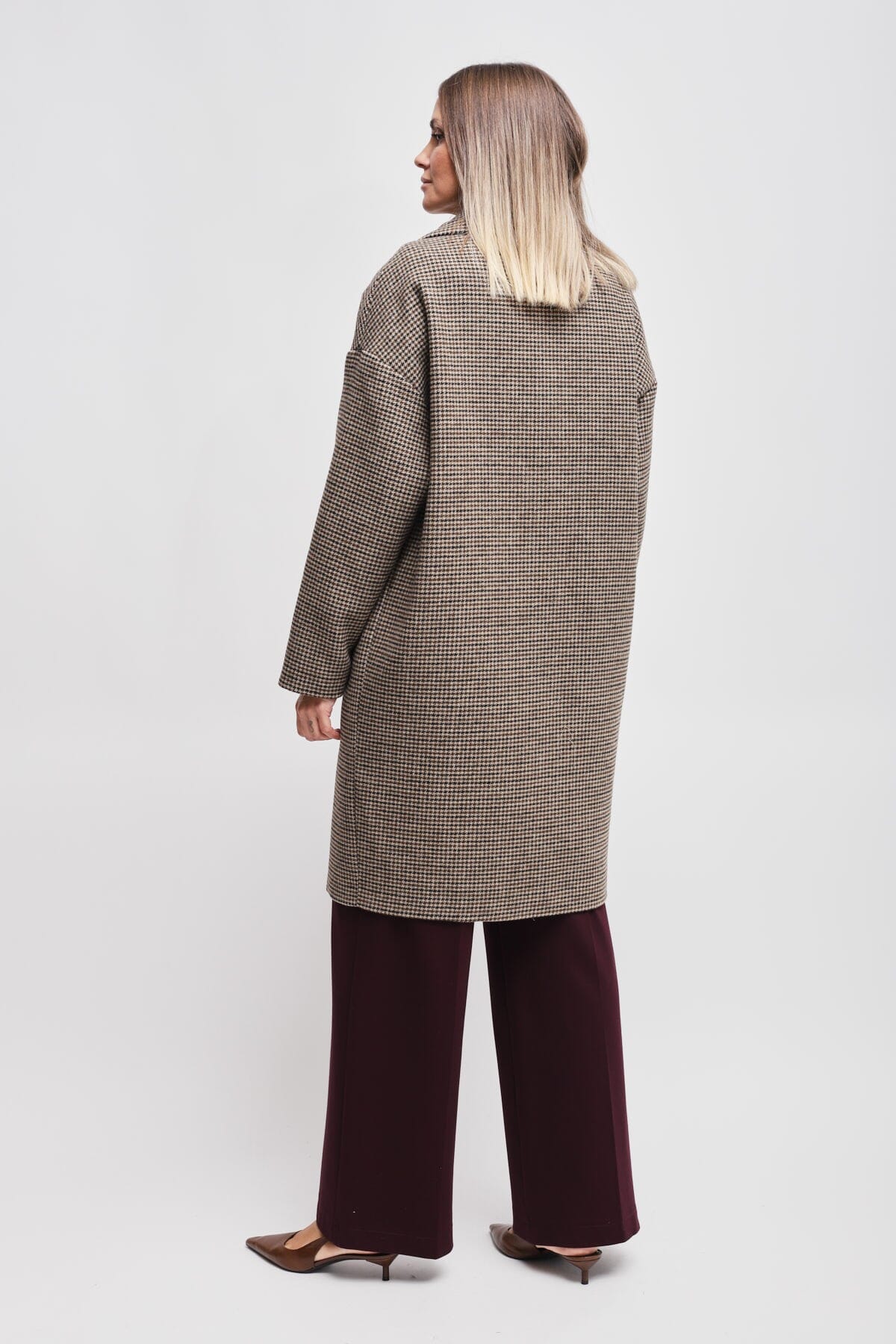 Manteau pied de poule à un seul boutonnage avec broche ornée d'un bijou Maryley