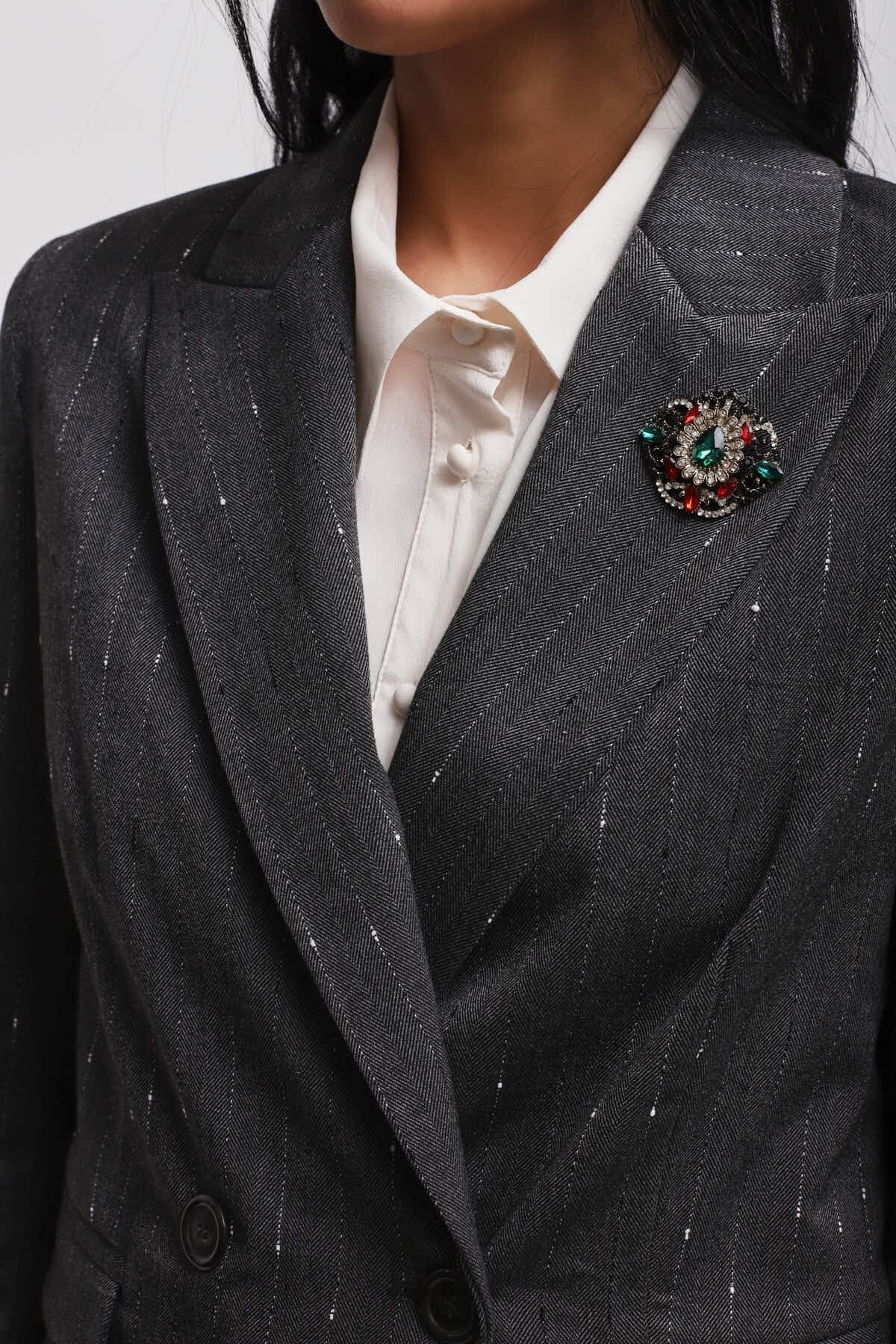 Giacca Gessata Con Spilla Maryley