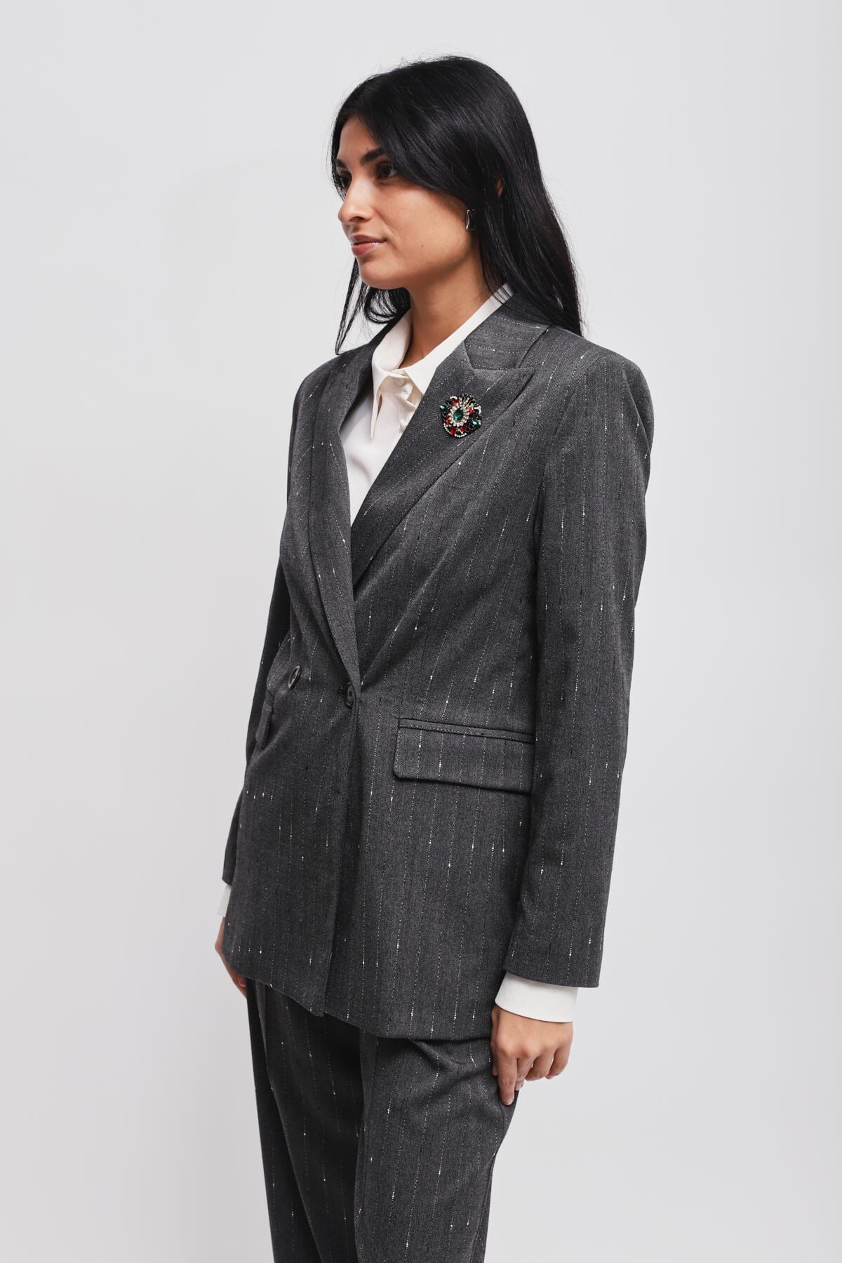 Giacca Gessata Con Spilla Maryley