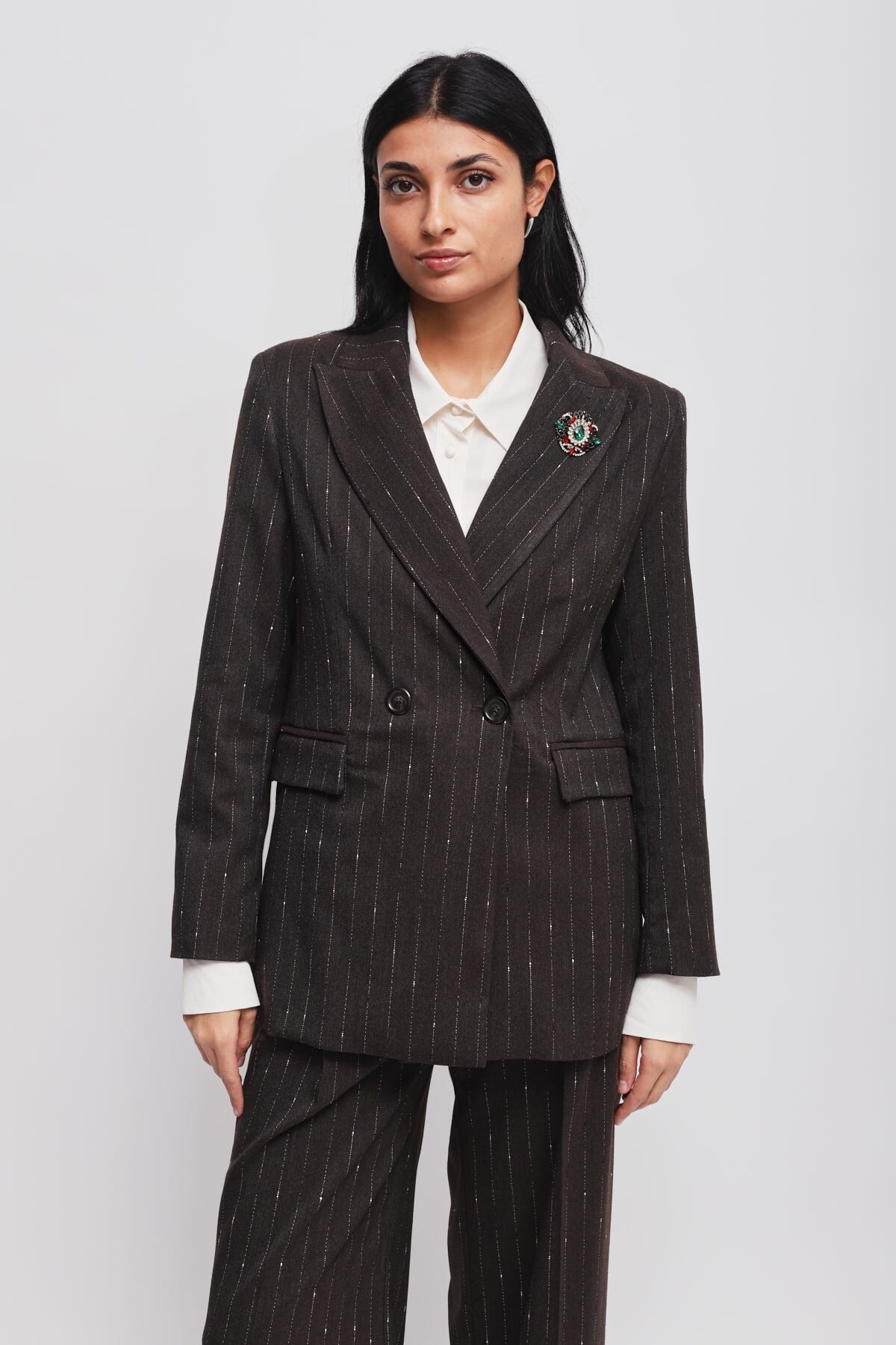 Giacca Gessata Con Spilla Maryley