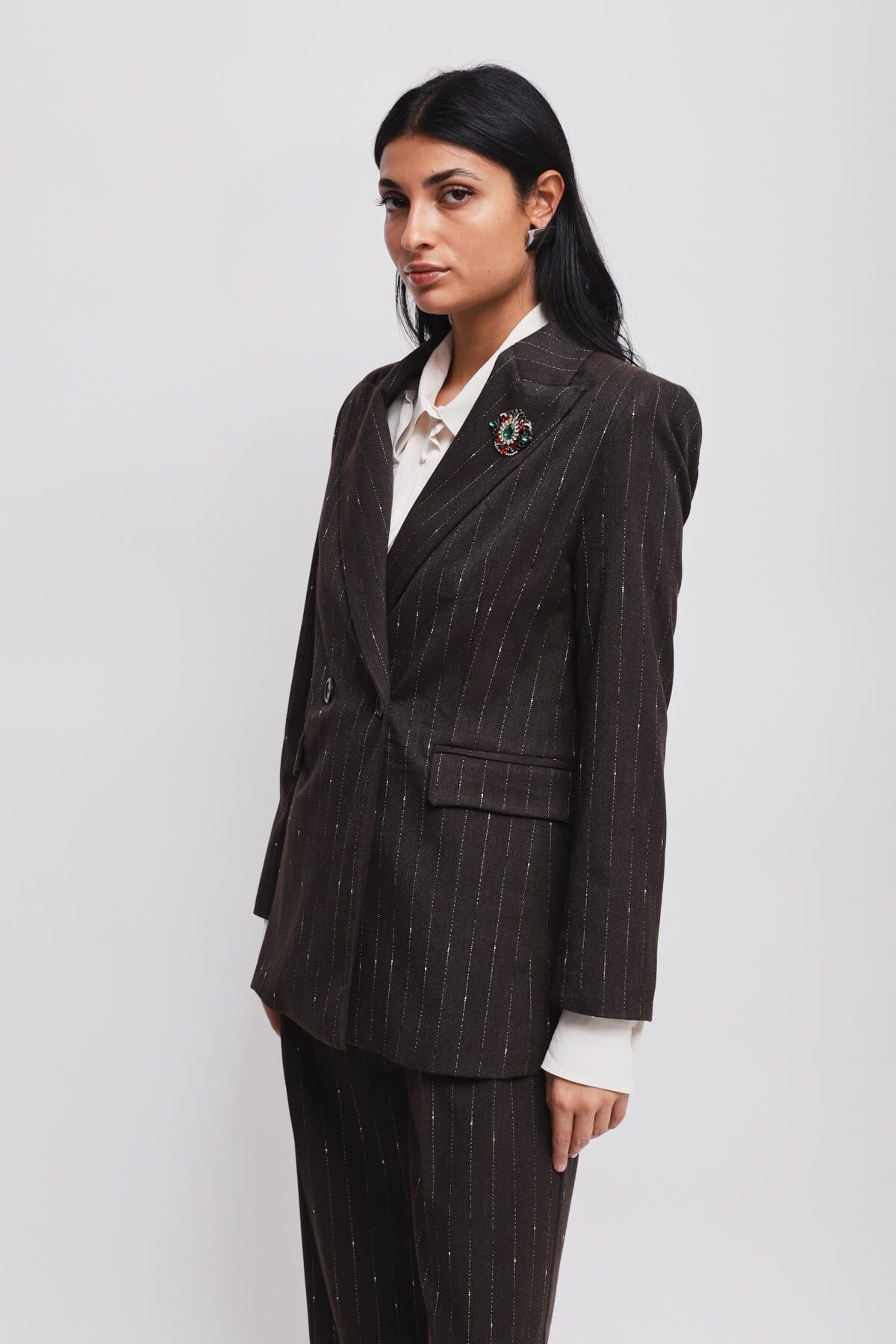 Giacca Gessata Con Spilla Maryley