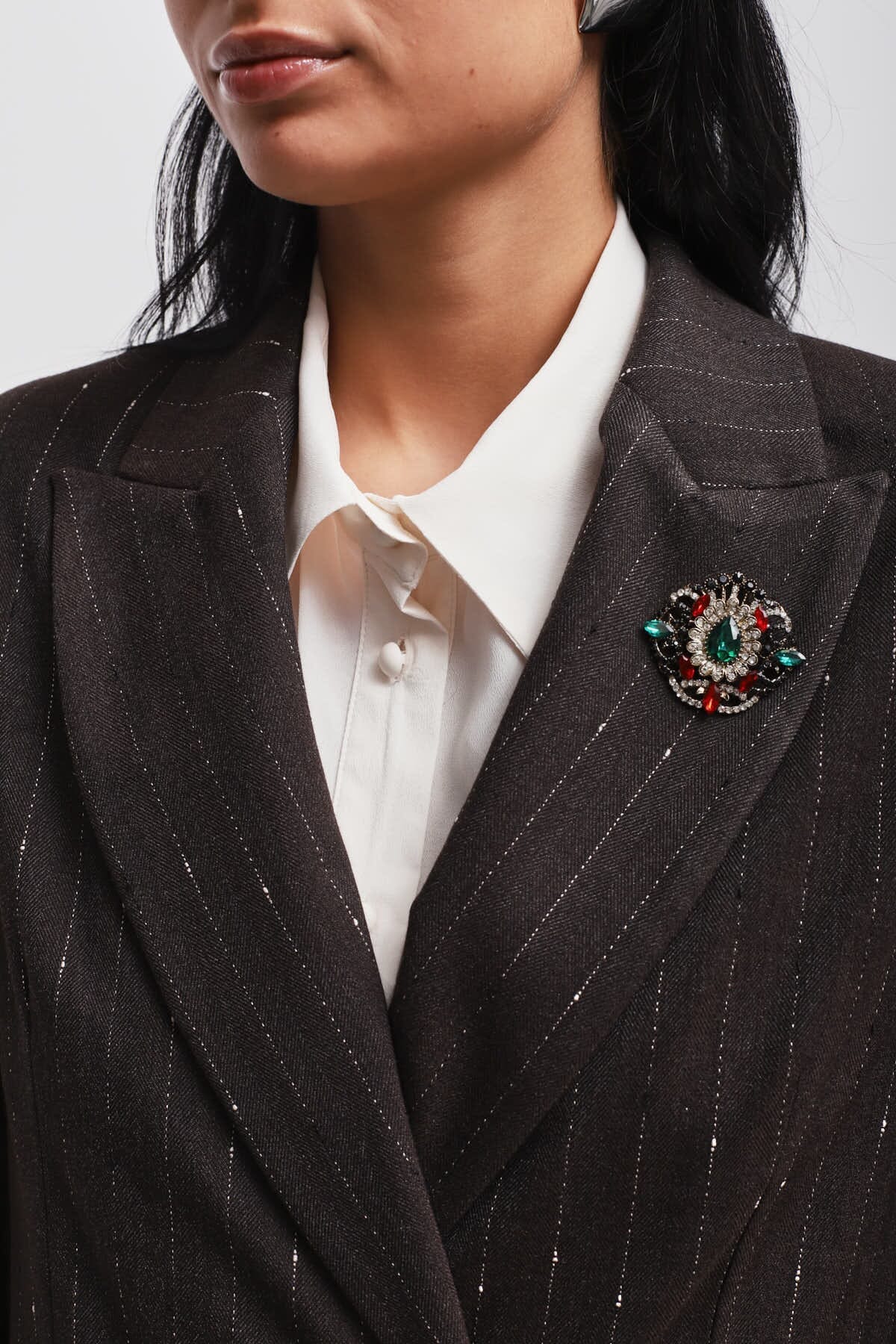 Giacca Gessata Con Spilla Maryley