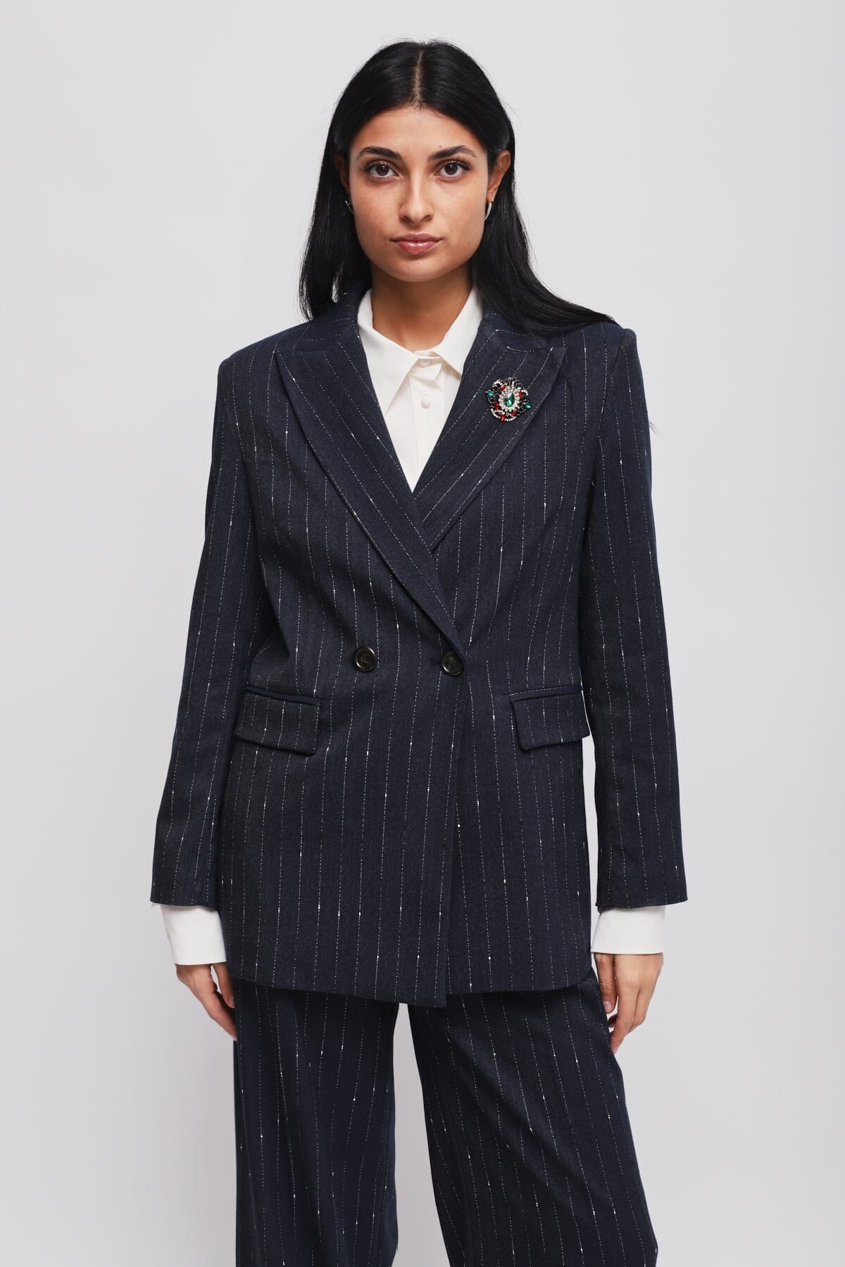 Giacca Gessata Con Spilla Maryley