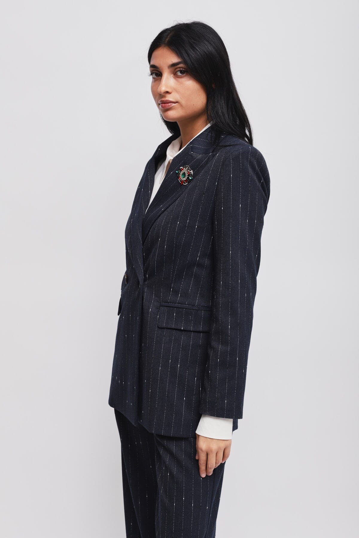 Giacca Gessata Con Spilla Maryley