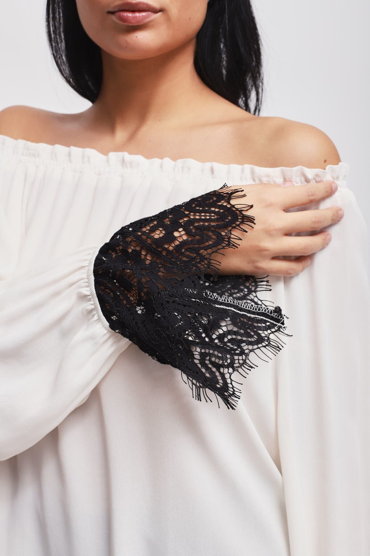 Blusa Con Scollo A Barca E Polsi In Pizzo Maryley