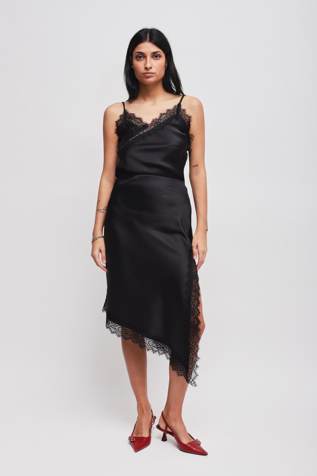 Jupe en satin avec bas asymétrique et dentelle Maryley