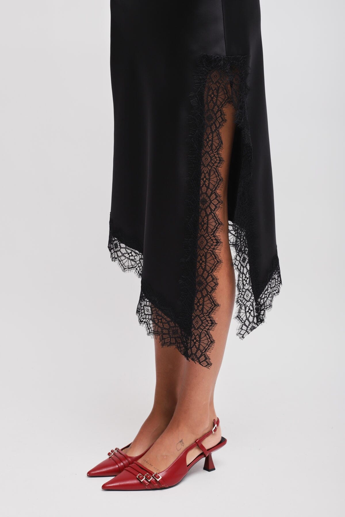 Jupe en satin avec bas asymétrique et dentelle Maryley