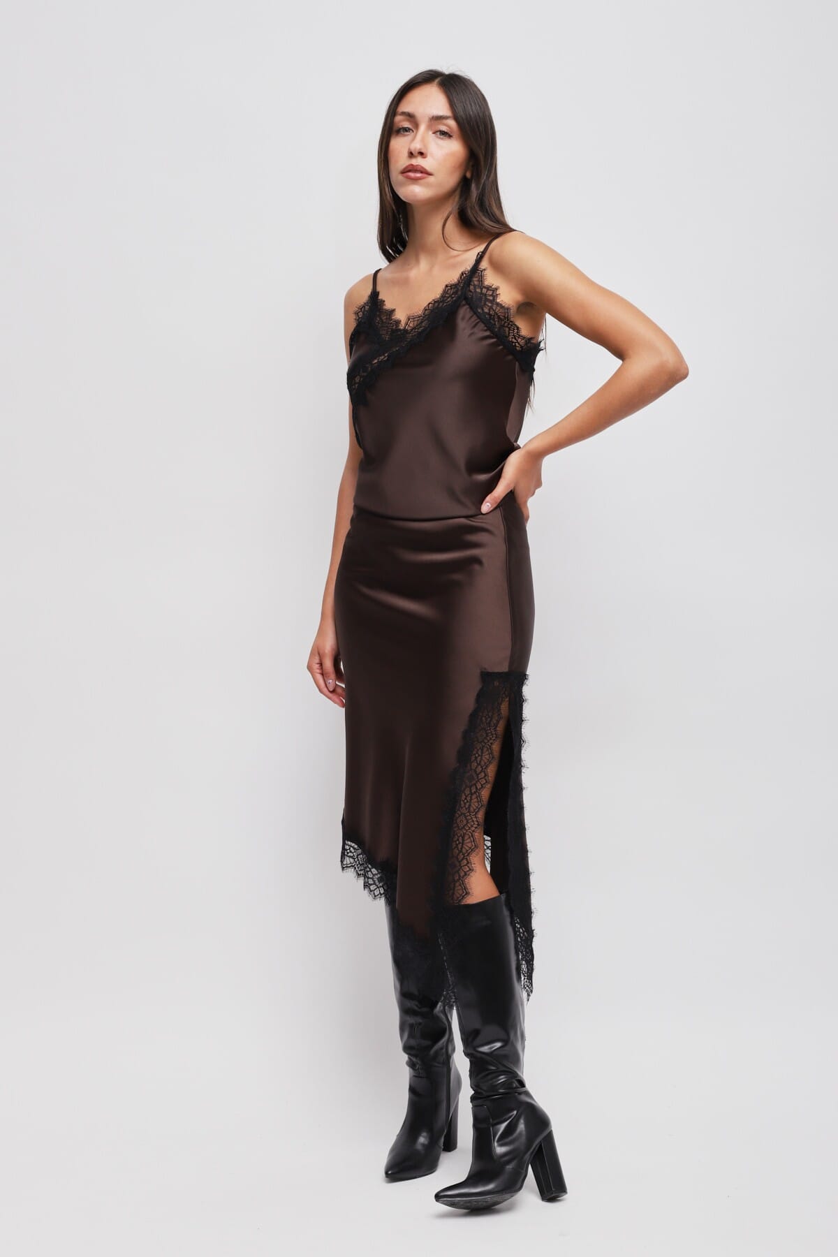 Jupe en satin avec bas asymétrique et dentelle Maryley