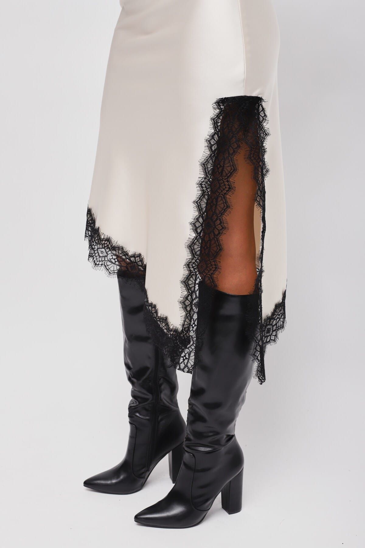 Gonna In Raso Con Fondo Asimmetrico E Pizzo Maryley