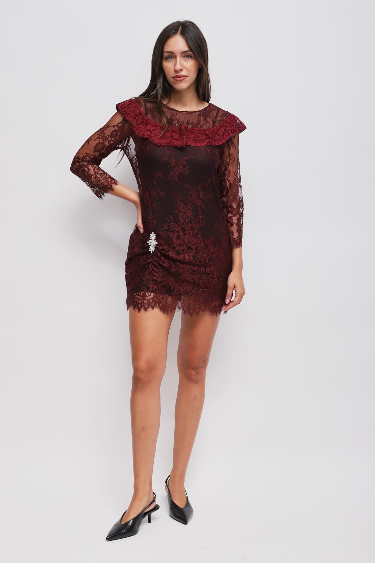 Mini robe en dentelle ornée d'un bijou Maryley