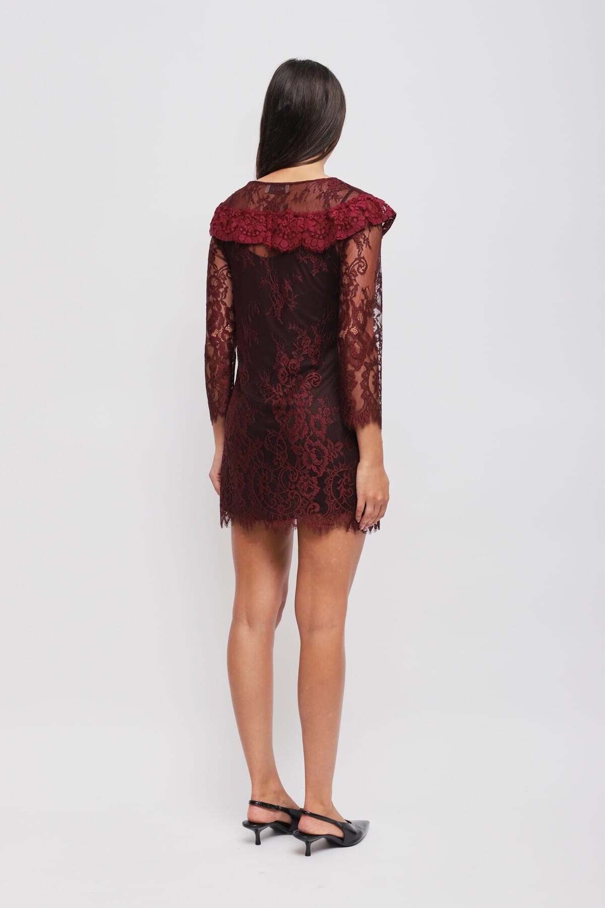 Mini robe en dentelle ornée d'un bijou Maryley