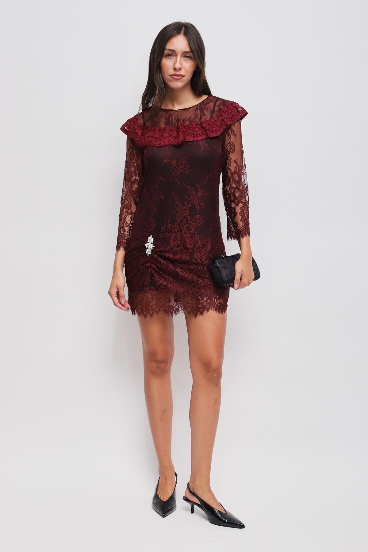 Mini robe en dentelle ornée d'un bijou Maryley